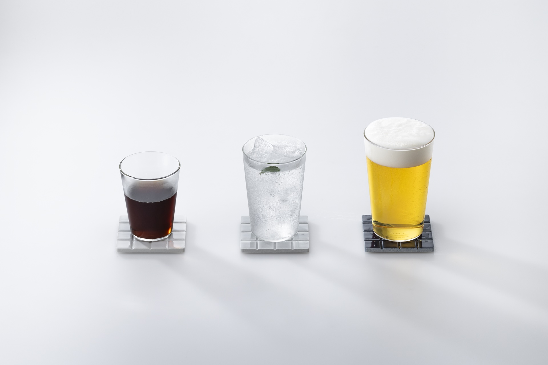 透明玻璃杯盛裝不同份量的咖啡、氣泡飲與啤酒,呈現杯型與容量差異
