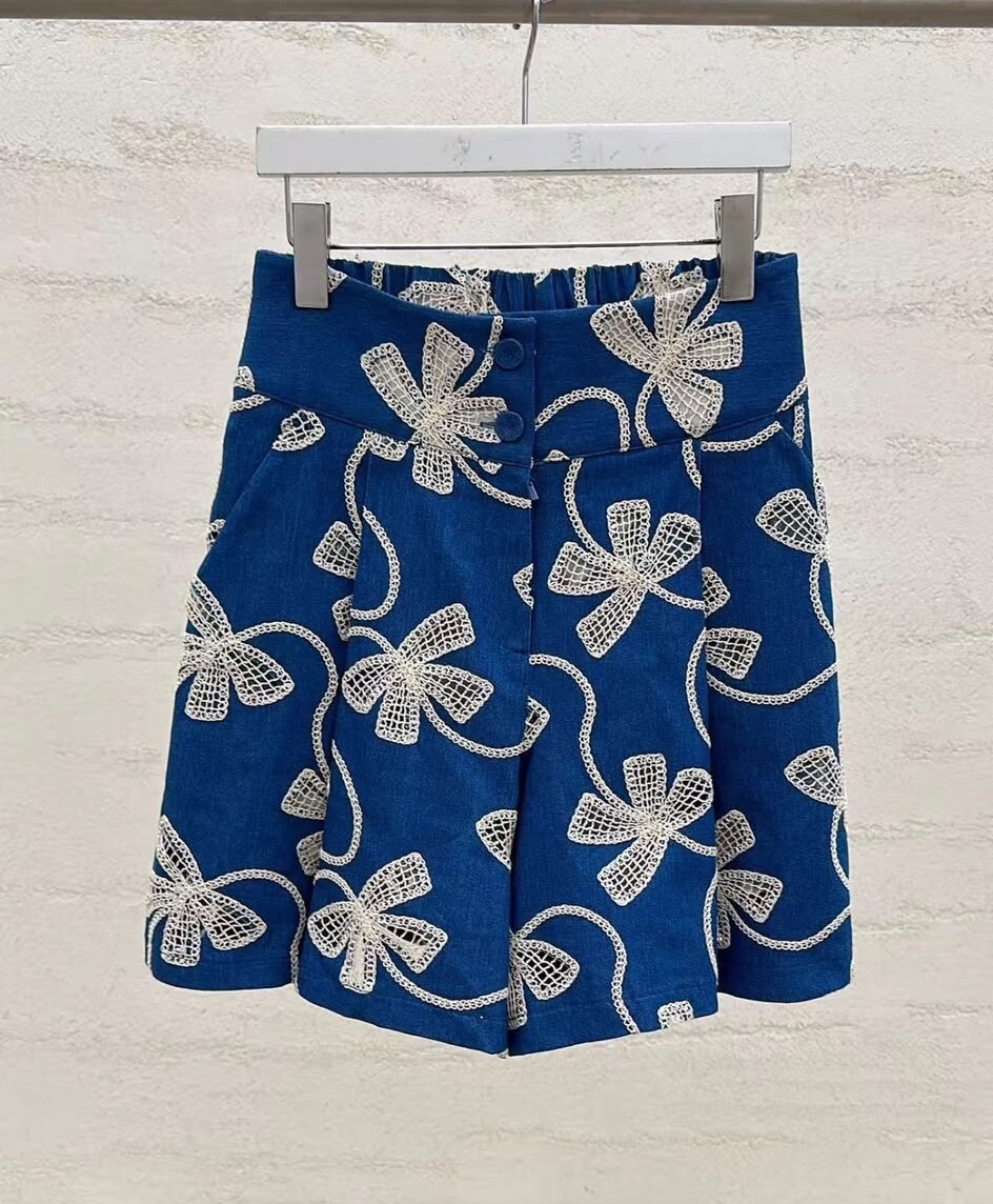 (限量)Y152   刺繡蝴蝶結牛仔褲 腰26-38 HIP45 長18.5 $499 (一口價)