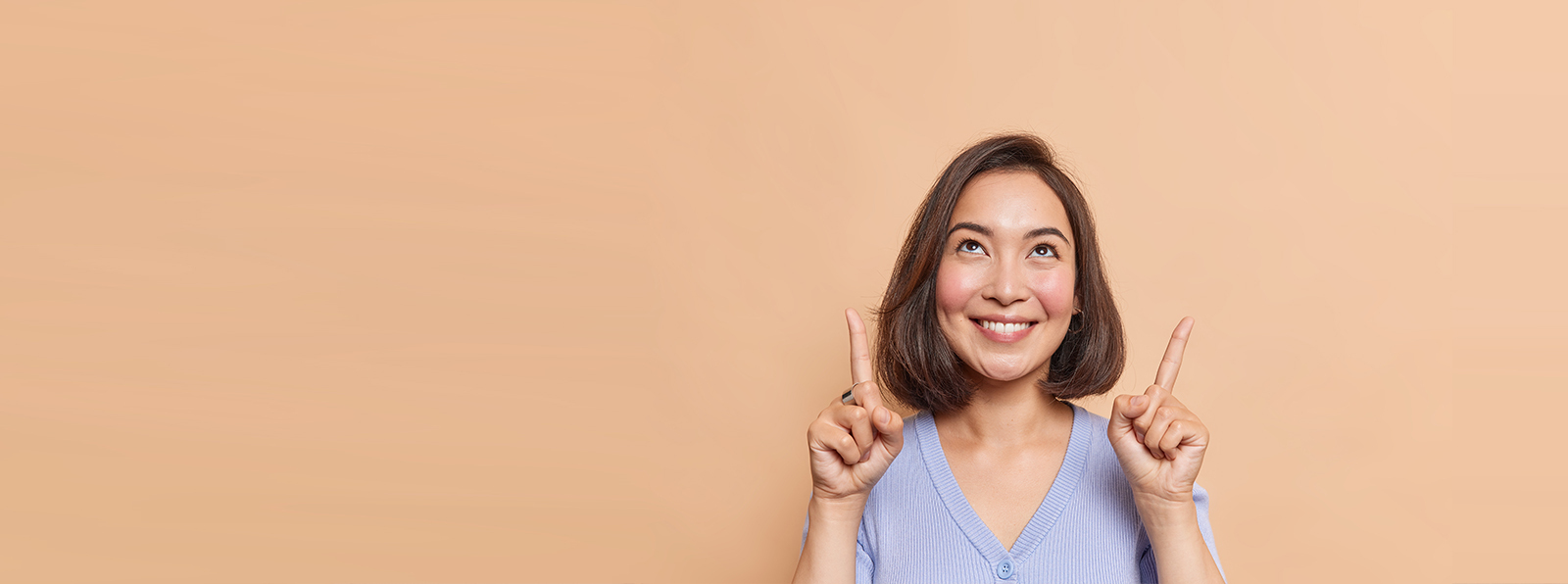 一位女士微笑並雙手指向上方 | A smiling woman pointing upwards, Joy Garden fruit hamper guide