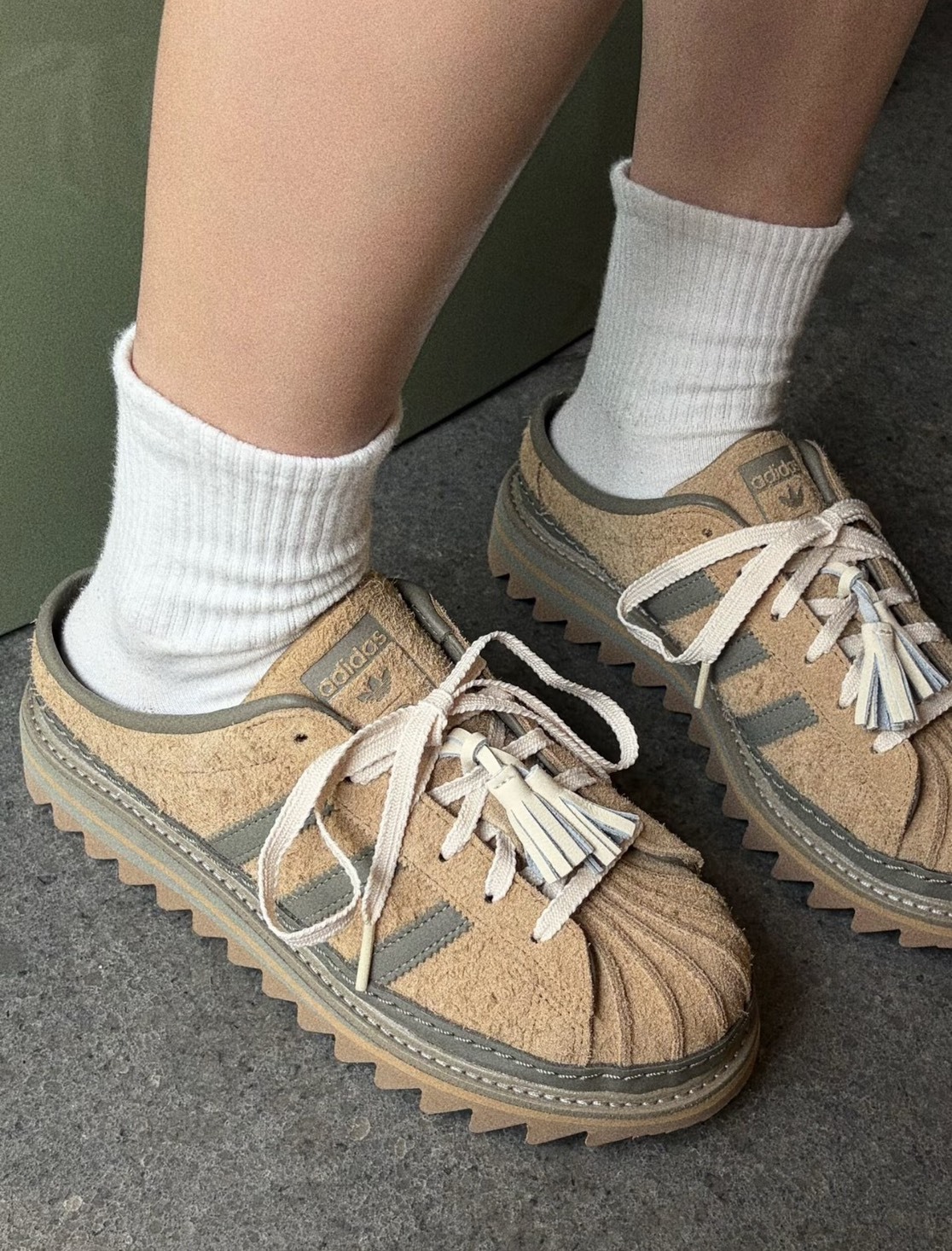 【APAIR】預購 adidas originals x CLOT SAWTOOTH MULE 鋸齒鞋 卡其 貝殼頭 穆勒鞋 KJ0275