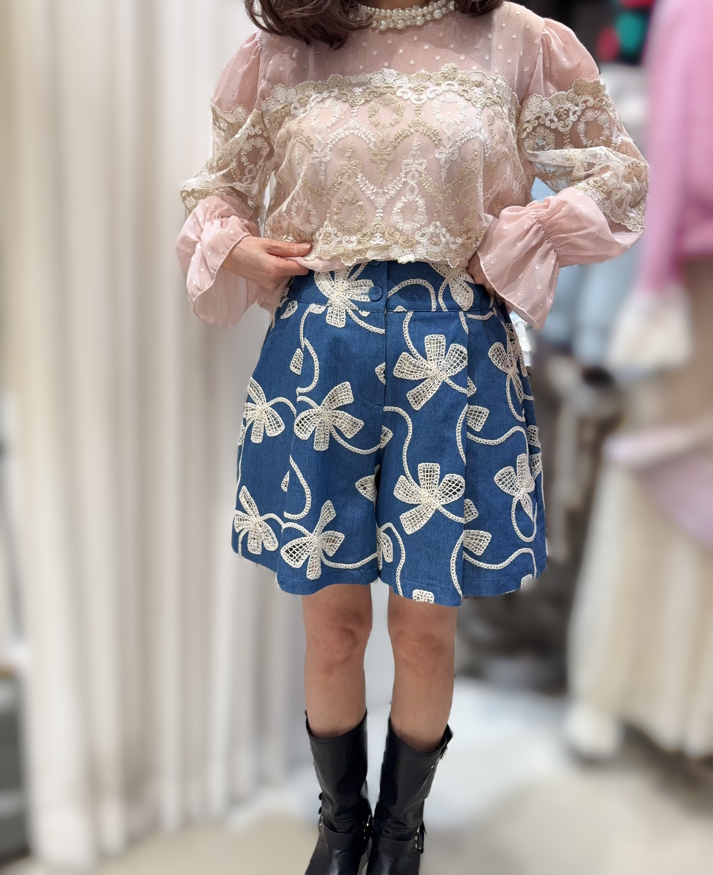 (限量)Y152   刺繡蝴蝶結牛仔褲 腰26-38 HIP45 長18.5 $499 (一口價)