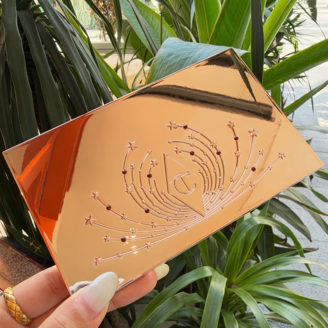 Charlotte Tilbury - 2026 Holiday Collection Hollywood Flawless Light Tricks Eye Palette  聖誕限定12色無瑕光影眼影盤