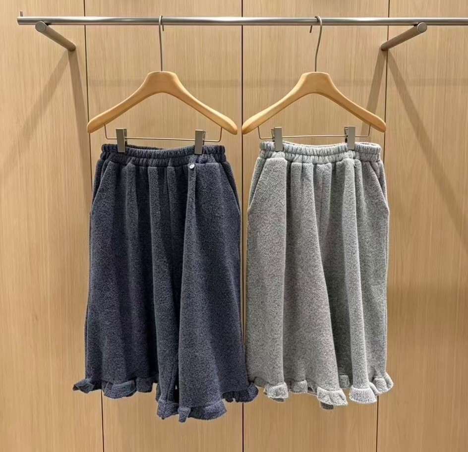 CE10 下身 60% 羊毛褲  腰 26-52   長26 HIP 46 -62   $529