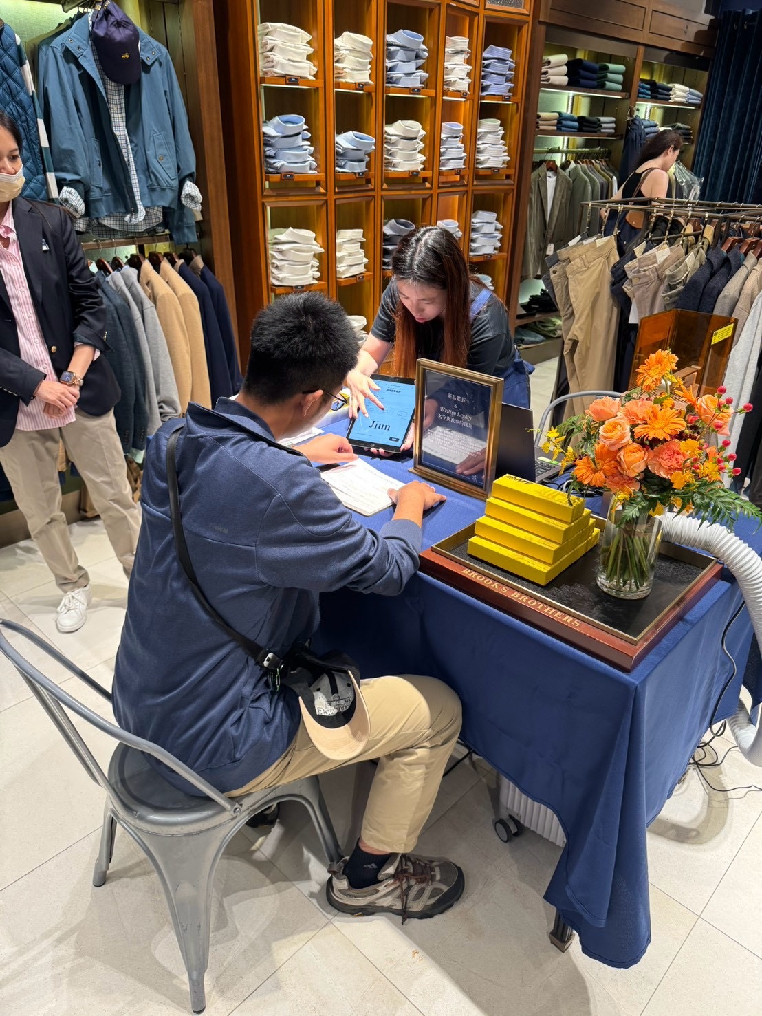 知名服飾品牌百貨VIP活動,賓客體驗現場雷雕客製化金屬筆