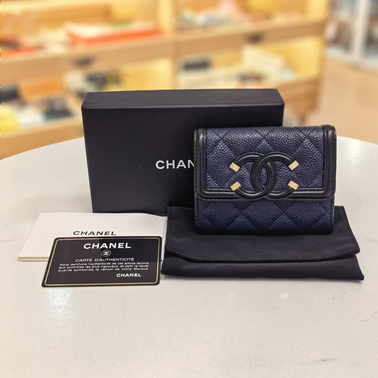 全新CHANEL零錢包, A81460, 黑藍色荔枝皮, 大雙C LOGO, Caviar Calfskin CC Filigree Vanity, #翻蓋卡片零錢包, #BRAND NEW #香榭站正品