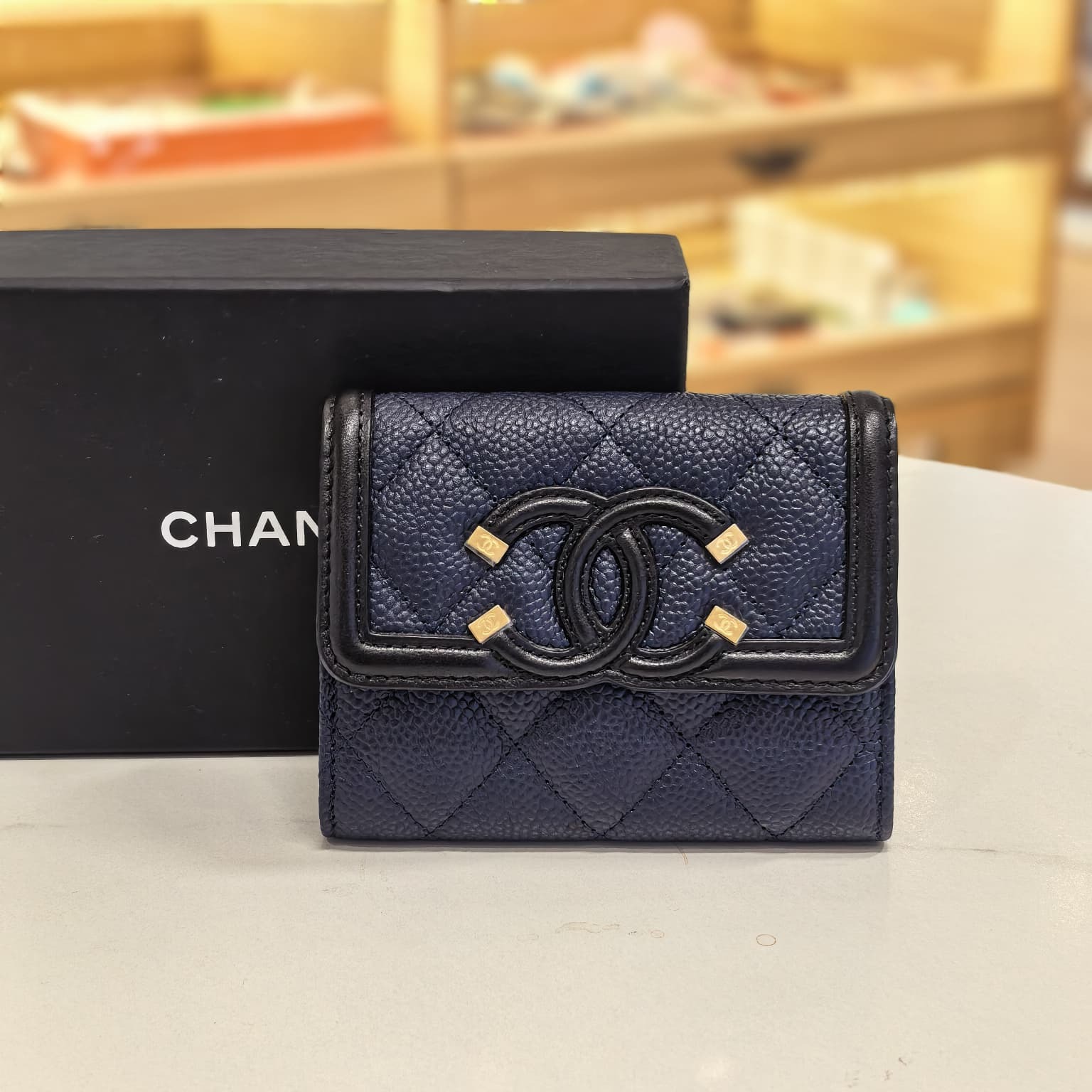 全新CHANEL零錢包, A81460, 黑藍色荔枝皮, 大雙C LOGO, Caviar Calfskin CC Filigree Vanity, #翻蓋卡片零錢包, #BRAND NEW #香榭站正品