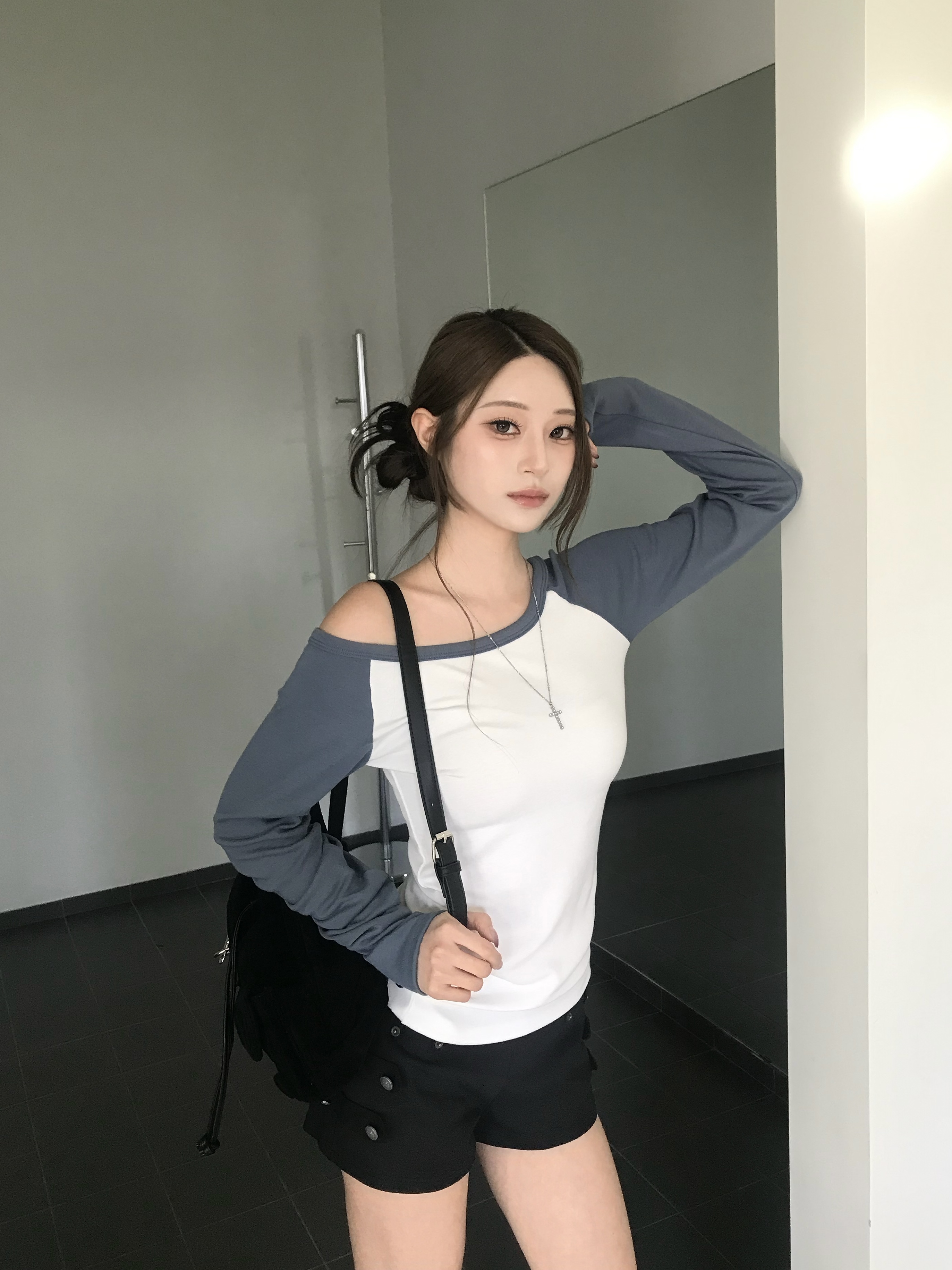G04 午後咖啡廳 一字領配色上衣 (霧藍)