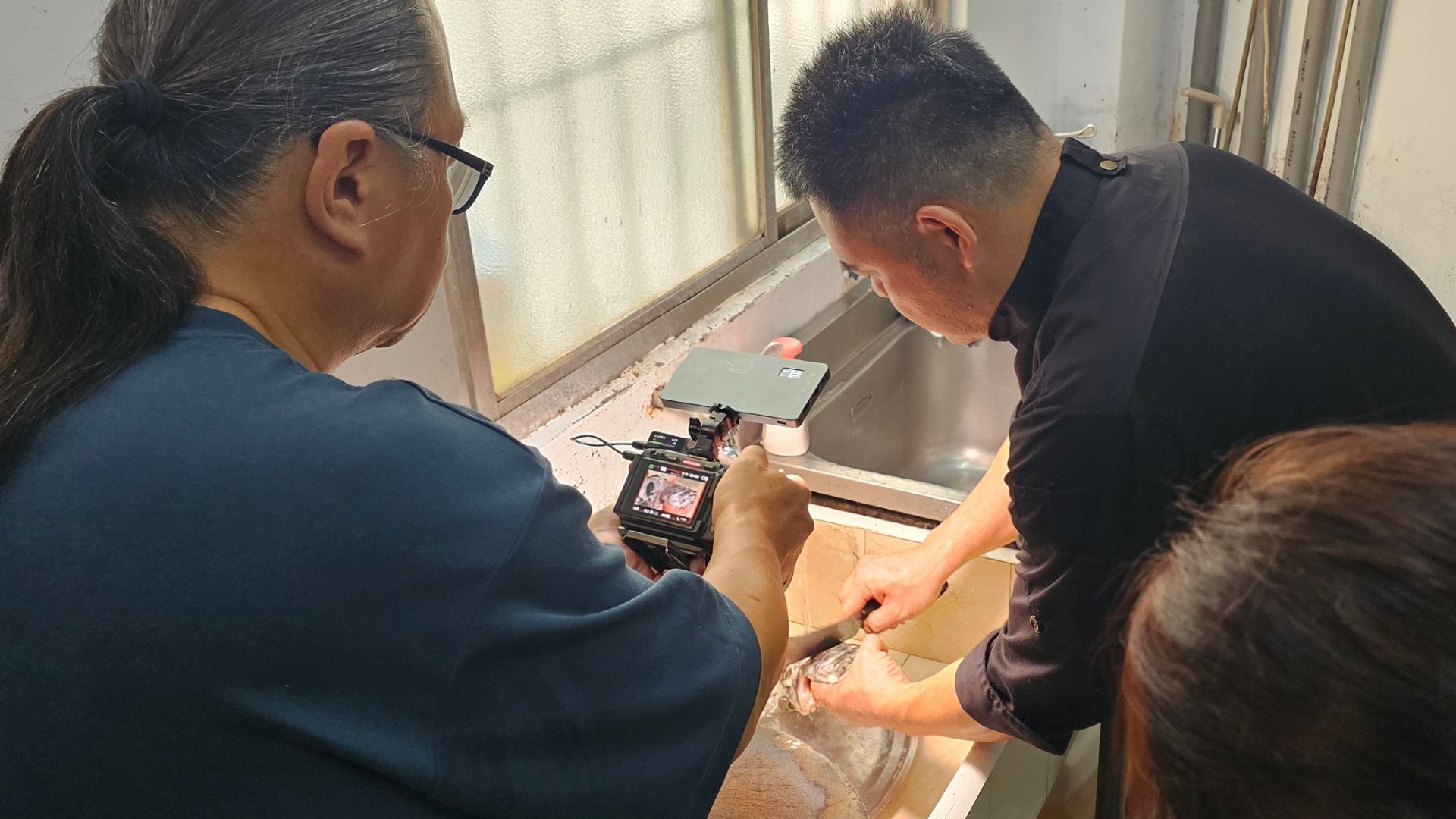 陳勇孝主廚廚房處理鮮魚刀工側拍