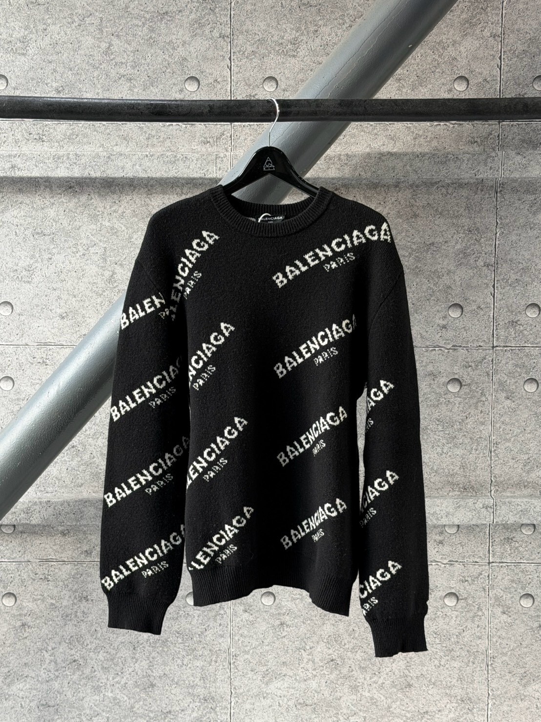 BALENCIAGA 滿版文字PARIS 黑白毛衣