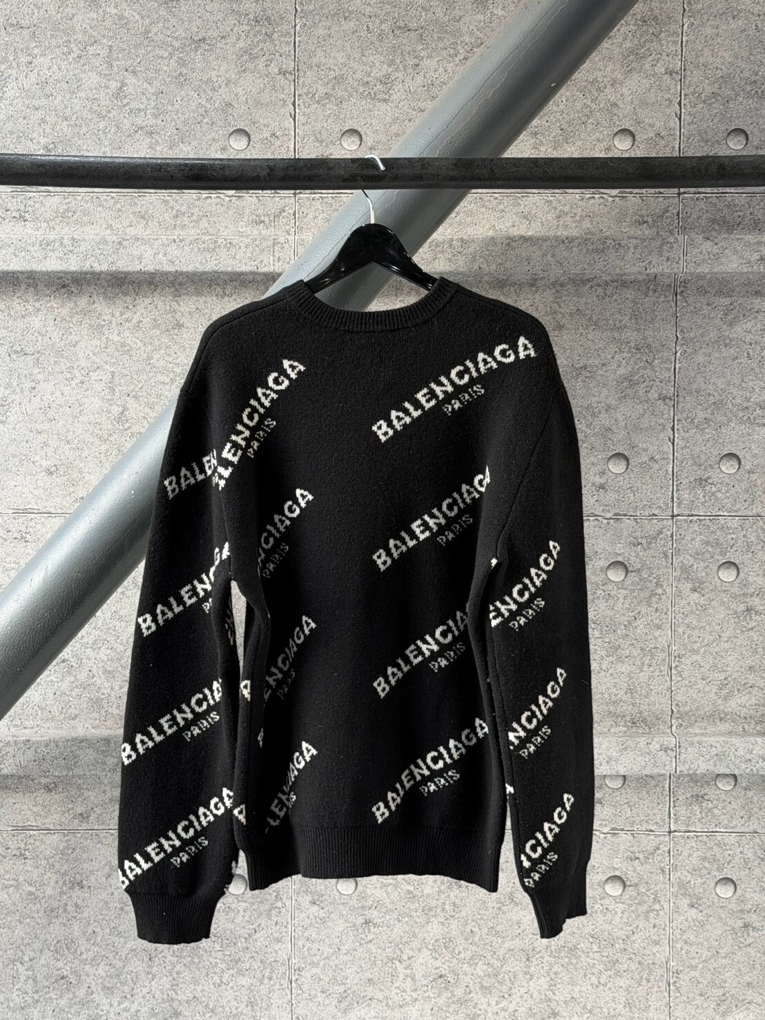 BALENCIAGA 滿版文字PARIS 黑白毛衣