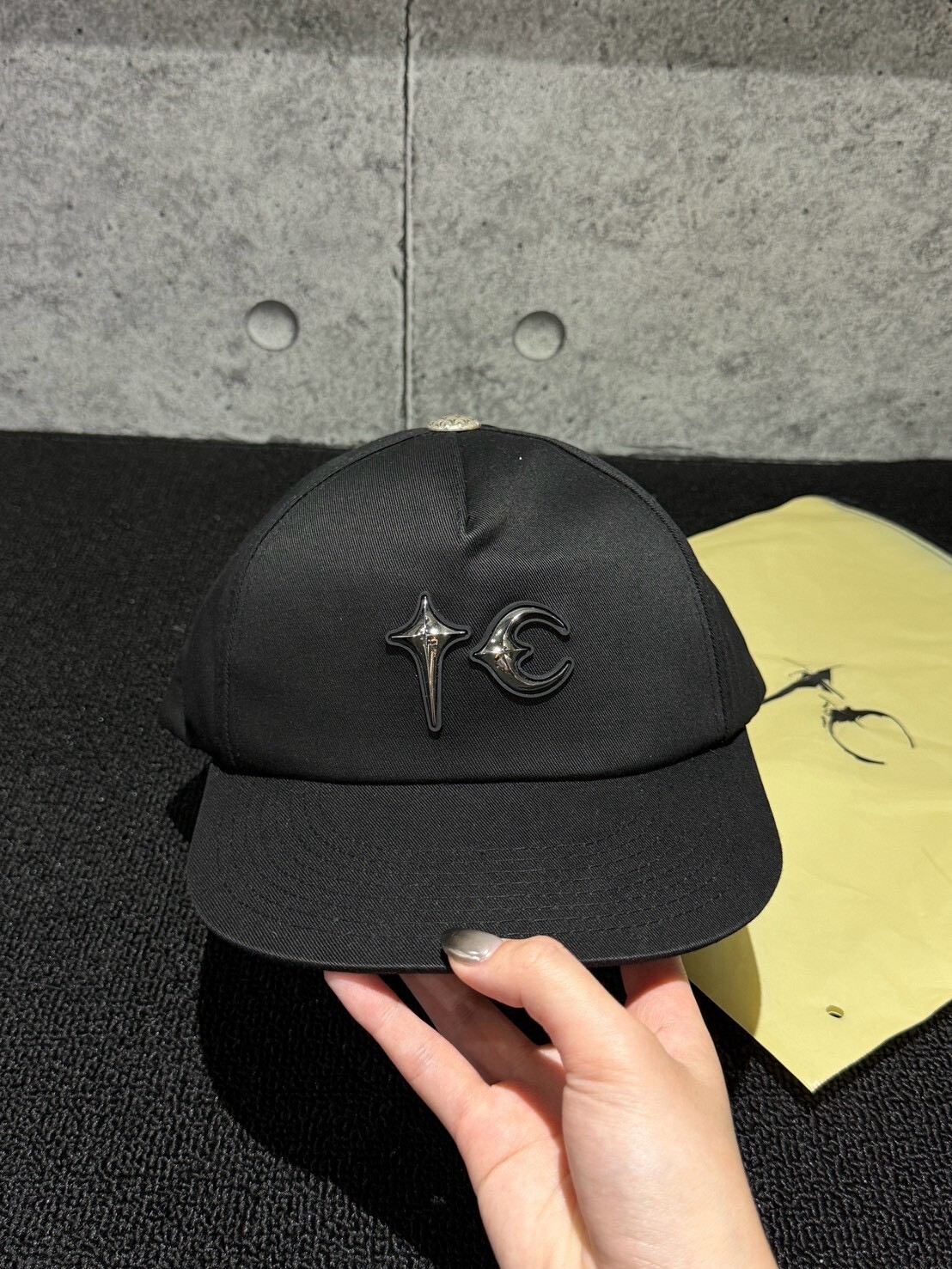 THUG CLUB 新款金屬Logo 卯釘後釦黑銀棒球帽 老帽