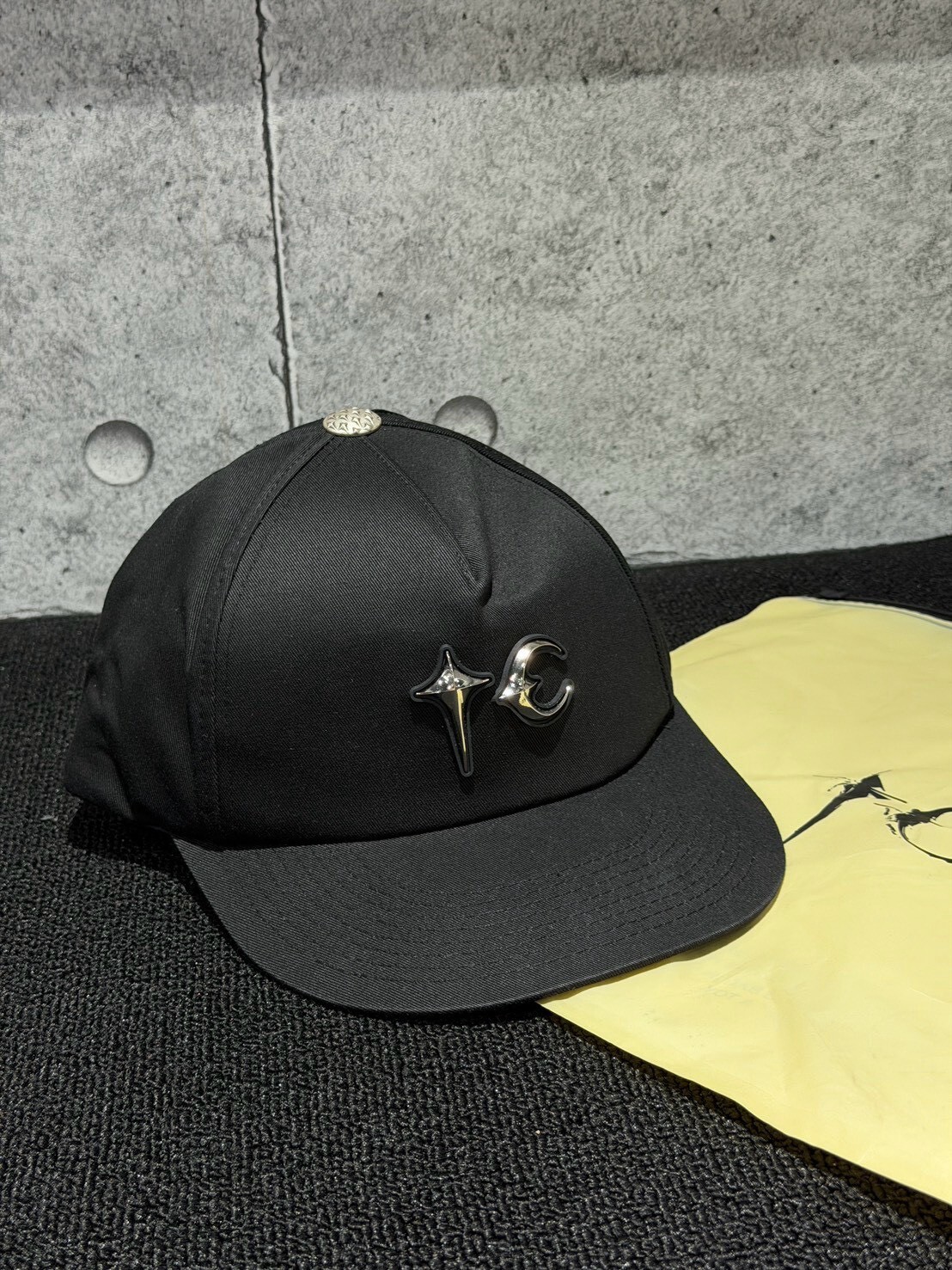 THUG CLUB 新款金屬Logo 卯釘後釦黑銀棒球帽 老帽
