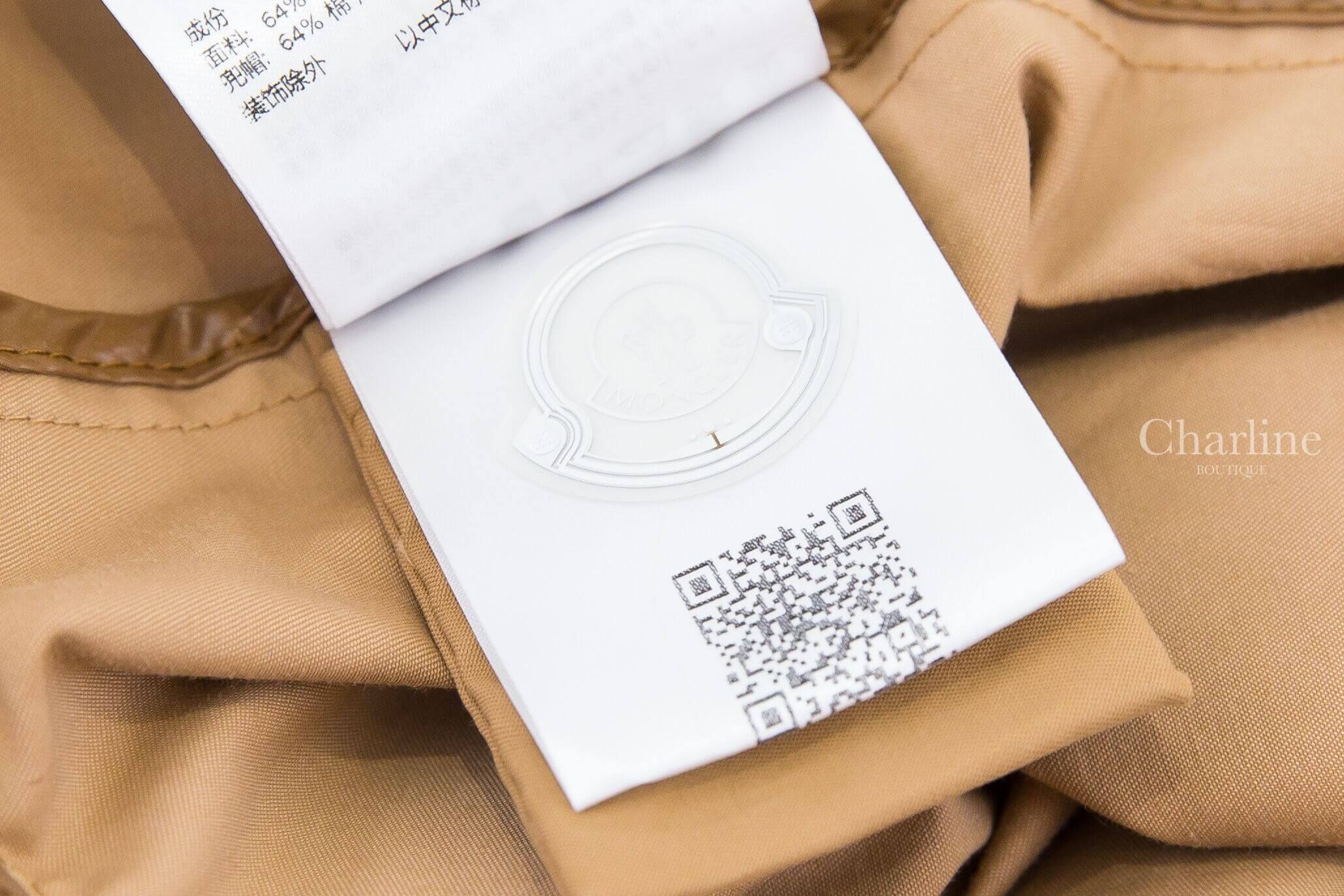 Moncler Chocard 3-in-1 淺褐色防潑水外套內側認證標籤，展示 Moncler 壓紋標誌與 QR Code