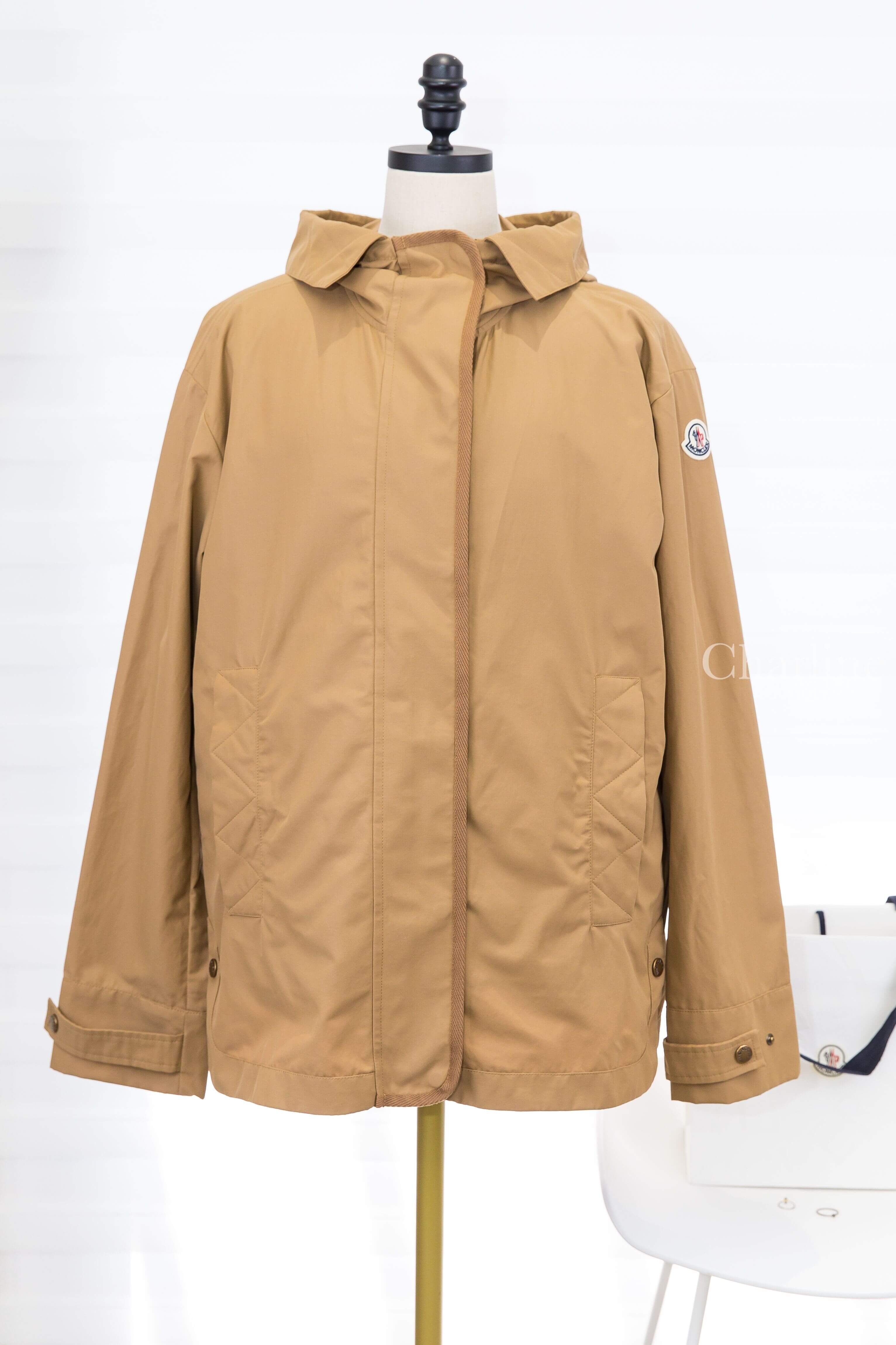 Moncler Chocard 3-in-1 淺褐色防潑水長袖連帽外套正面，展示外層單穿造型、口袋與袖口按扣設計