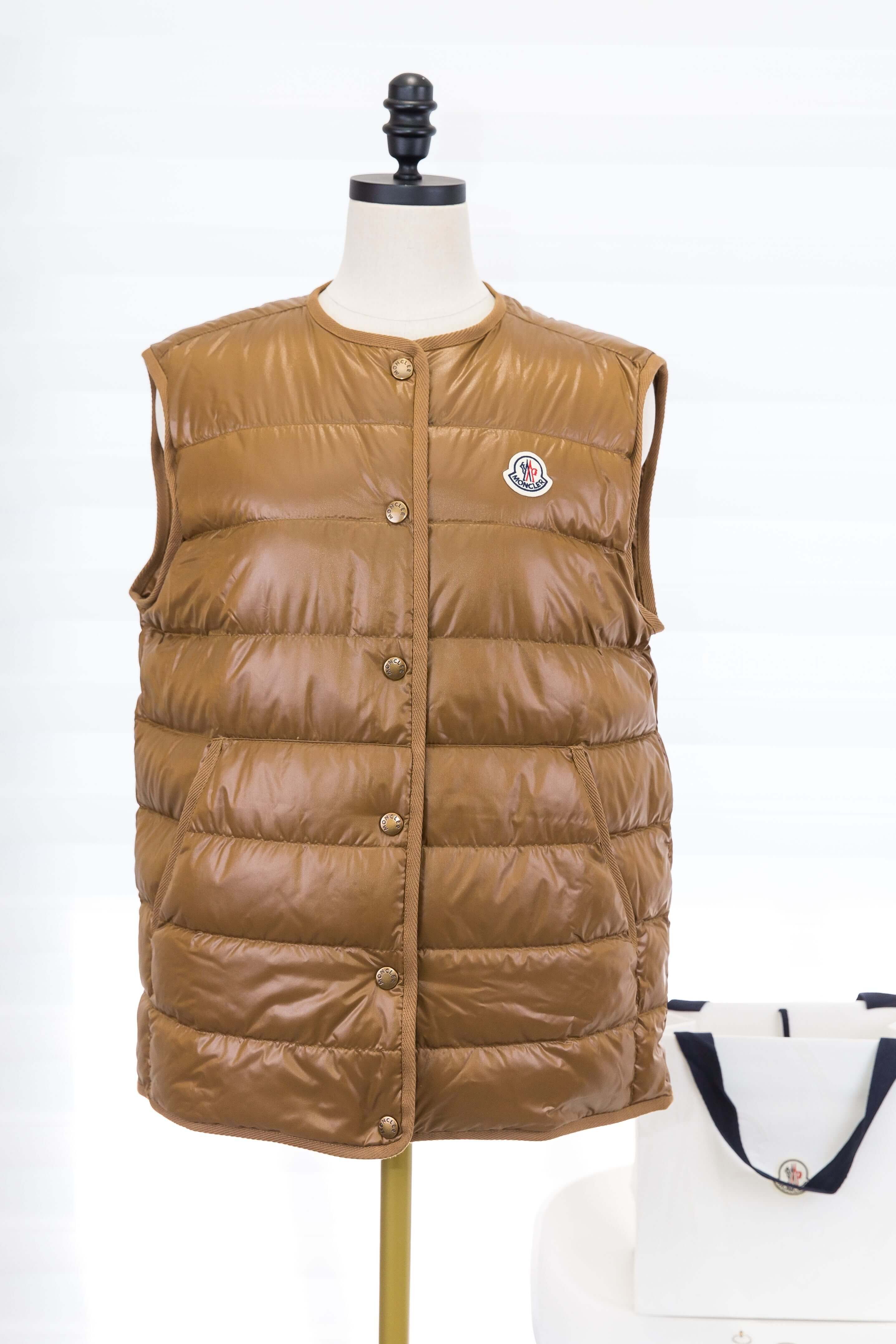 1. Moncler Chocard 3-in-1 淺褐色羽絨無袖背心正面，展示Moncler胸前標誌、金屬按扣與雙側口袋