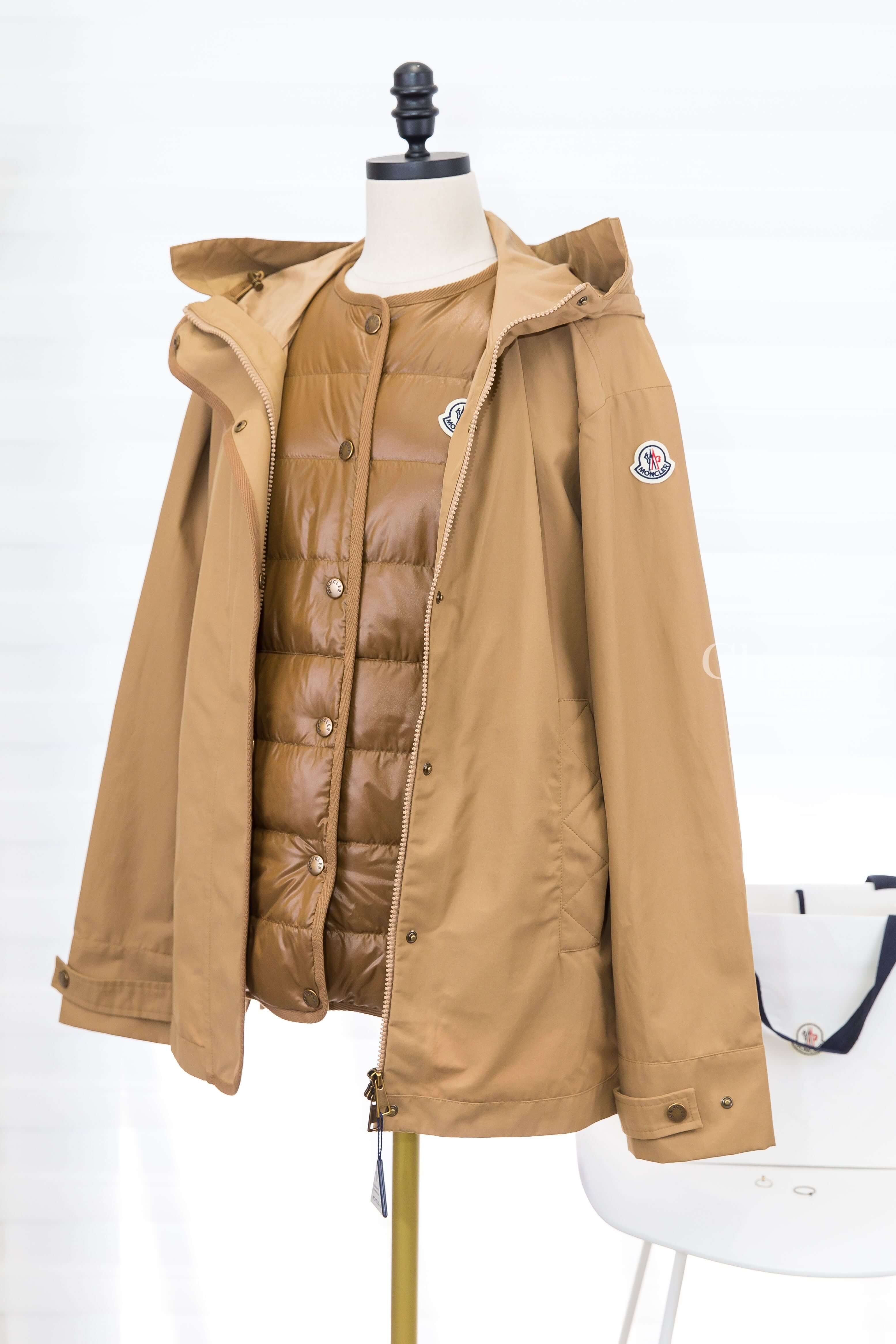 Moncler Chocard 3-in-1 淺褐色三合一外套右前斜側面，展示袖臂Moncler標誌與內層羽絨背心細節