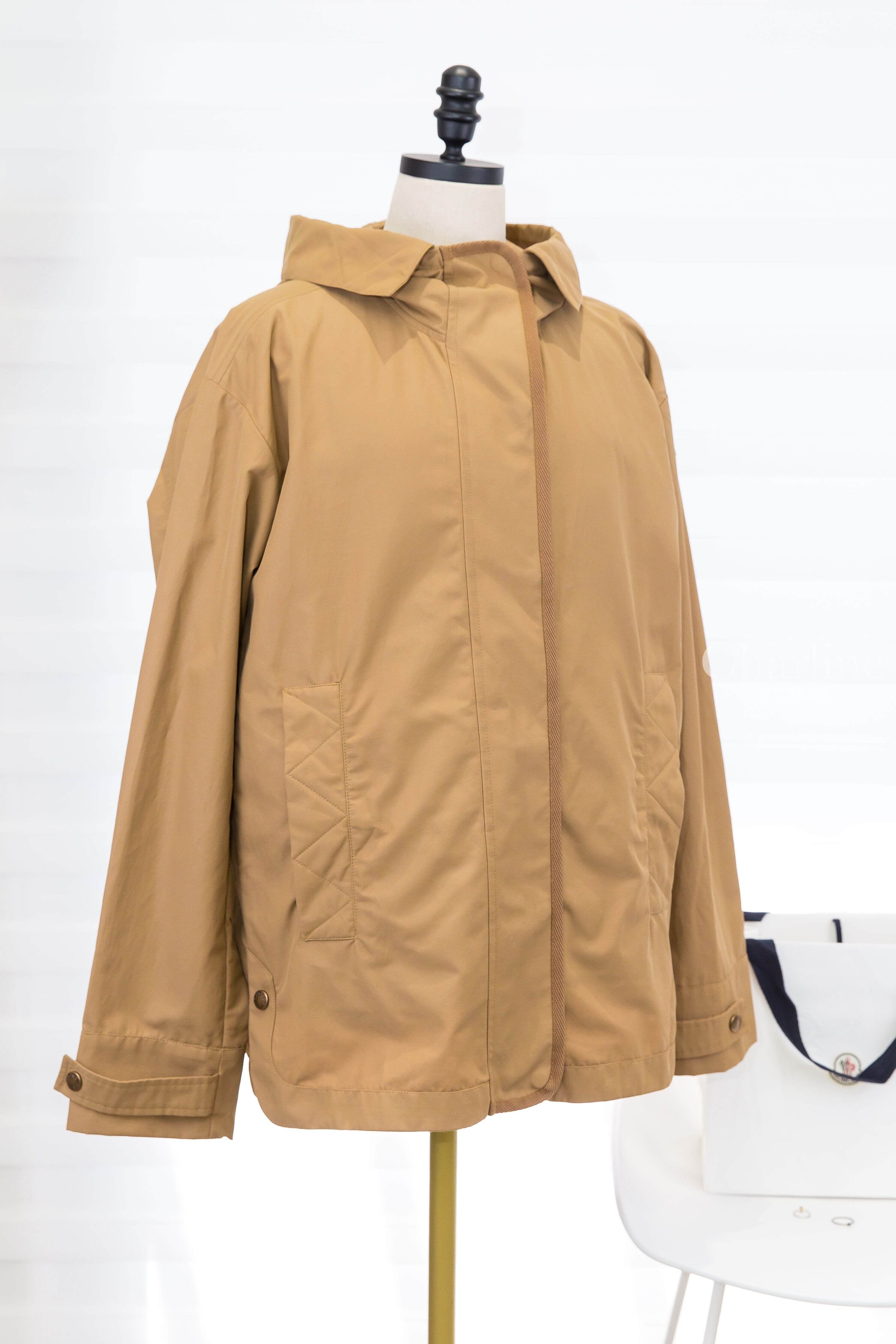 Moncler Chocard 3-in-1 淺褐色防潑水連帽外套左前斜側面，展示寬鬆剪裁、前襟與側邊口袋細節