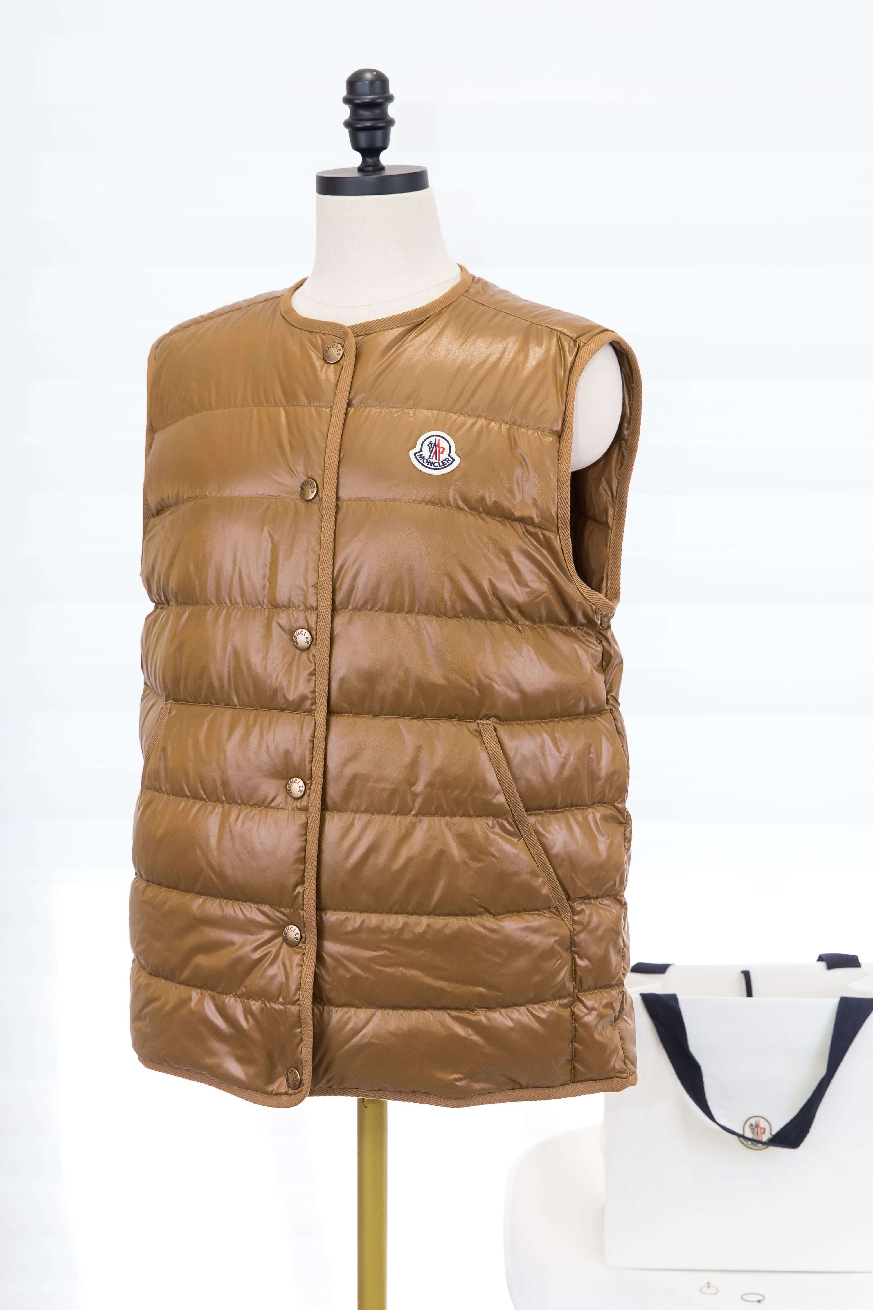 Moncler Chocard 3-in-1 淺褐色羽絨無袖背心右前斜側面，展示蓬鬆橫向絎縫、按扣前襟與口袋設計