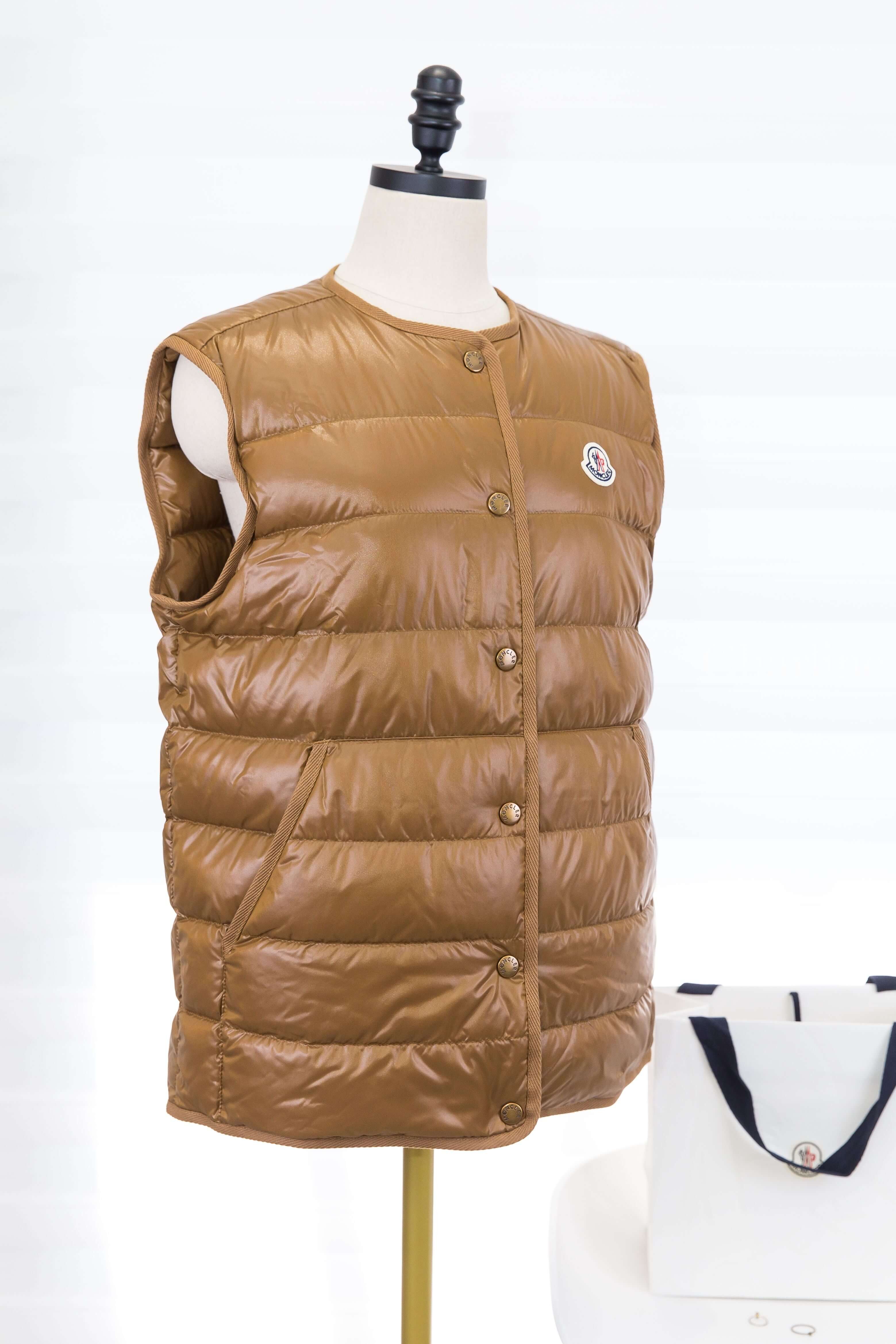 Moncler Chocard 3-in-1 淺褐色羽絨無袖背心左前斜側面，展示Moncler胸前標誌、按扣與側邊口袋