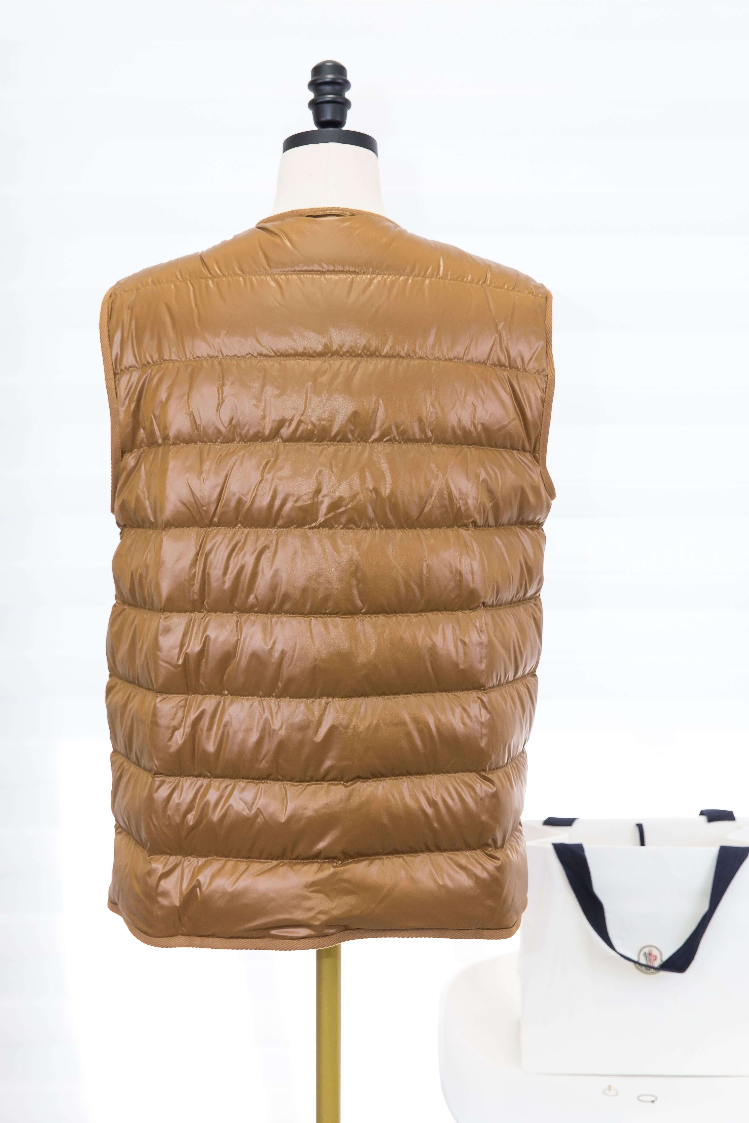 Moncler Chocard 3-in-1 淺褐色羽絨無袖背心背面，展示橫向絎縫羽絨結構與短版輪廓