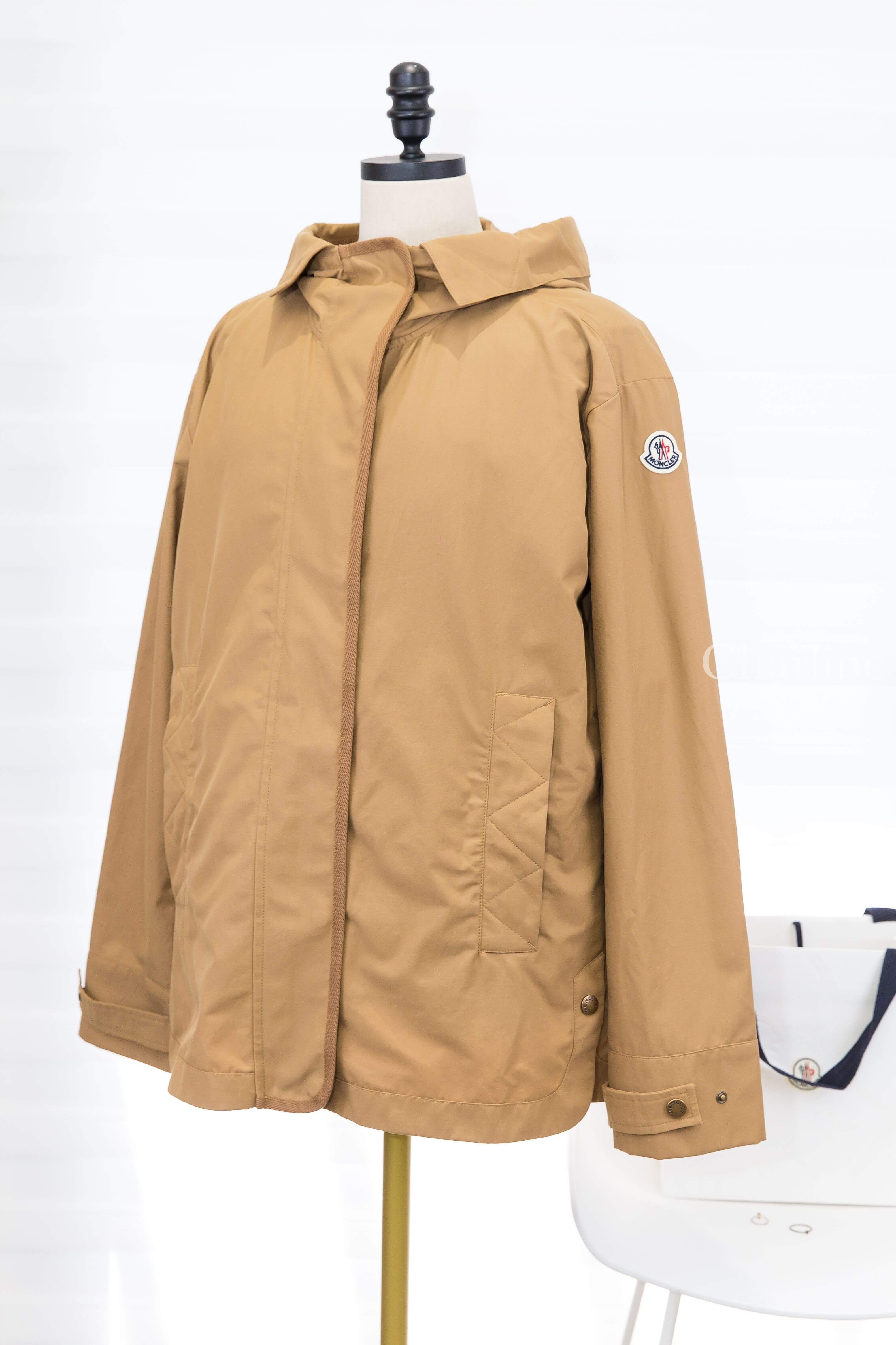Moncler Chocard 3-in-1 淺褐色防潑水連帽外套右前斜側面，展示袖臂品牌標誌與連帽外層輪廓