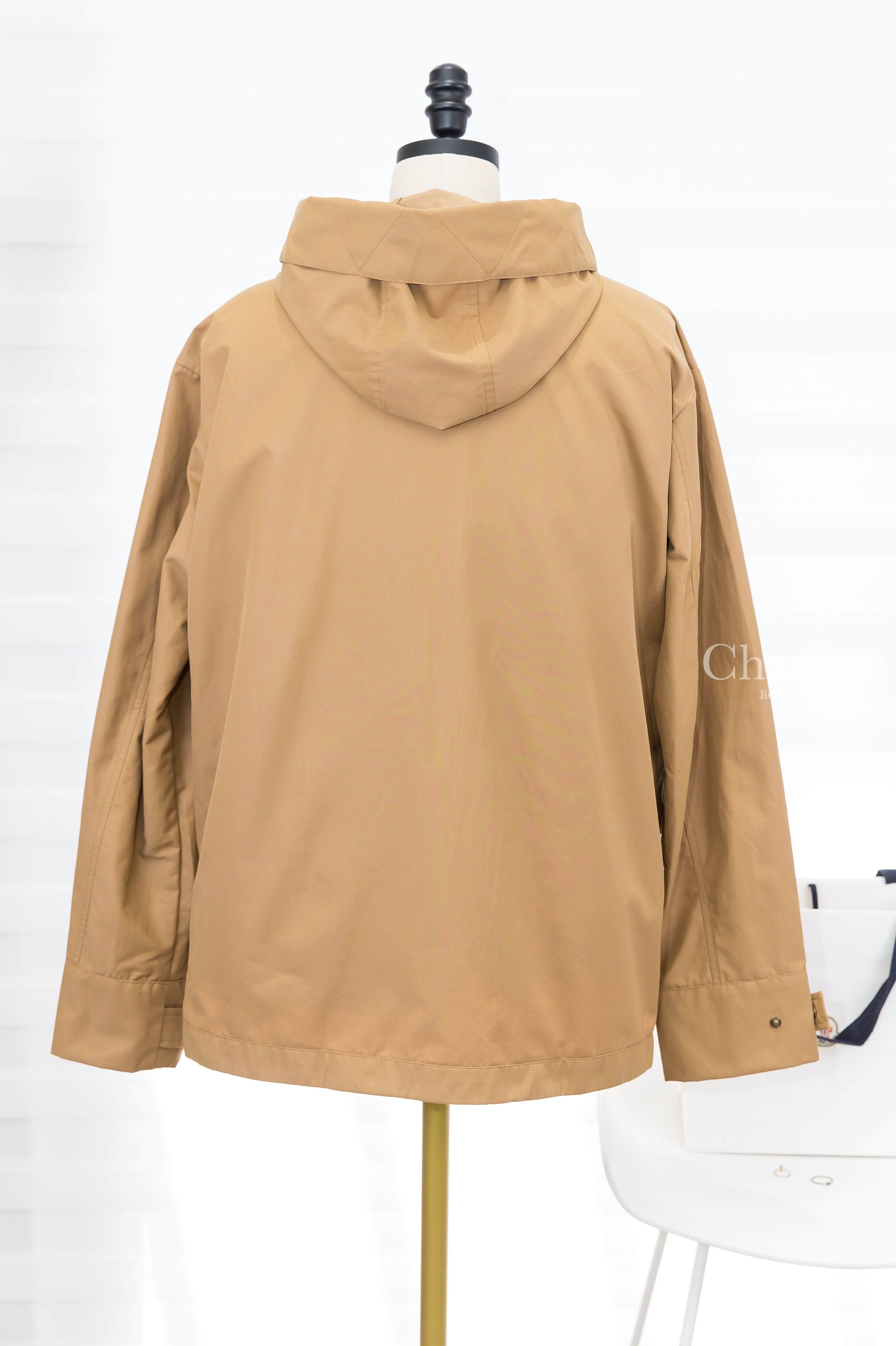 Moncler Chocard 3-in-1 淺褐色防潑水長袖連帽外套背面，展示素面後背剪裁與連帽設計