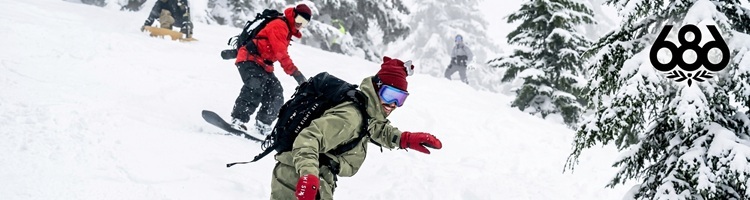 686 滑雪品牌形象 Banner,展示穿著綠色及紅色 686 專業雪衣背心、雪鏡的滑雪者在深雪中滑行,右上角有經典 686
