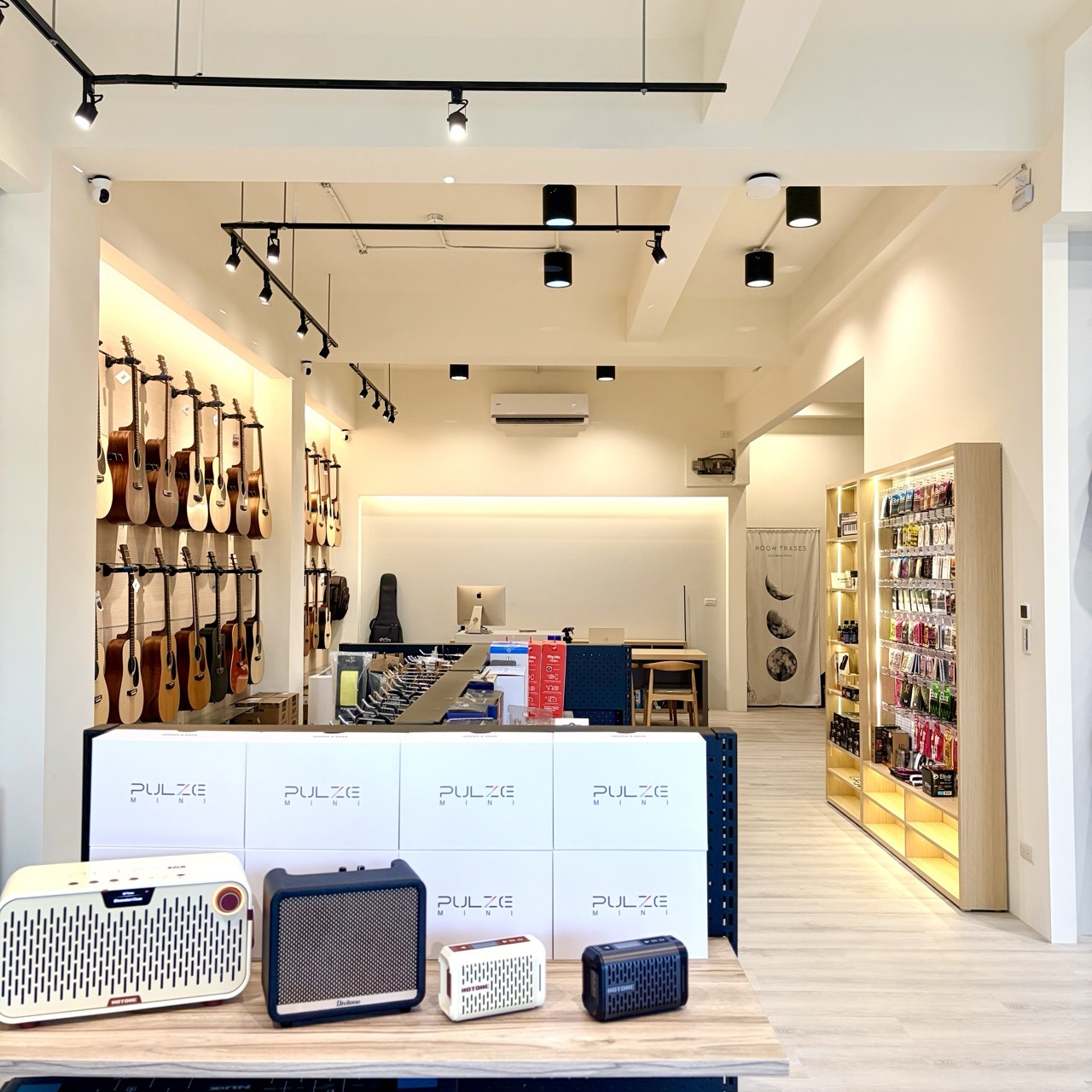 大鼻子樂器旗艦店一樓，台中Martin品牌展示與Kepma、Furch、Naga等品牌木吉他展示體驗點、與樂器配件
