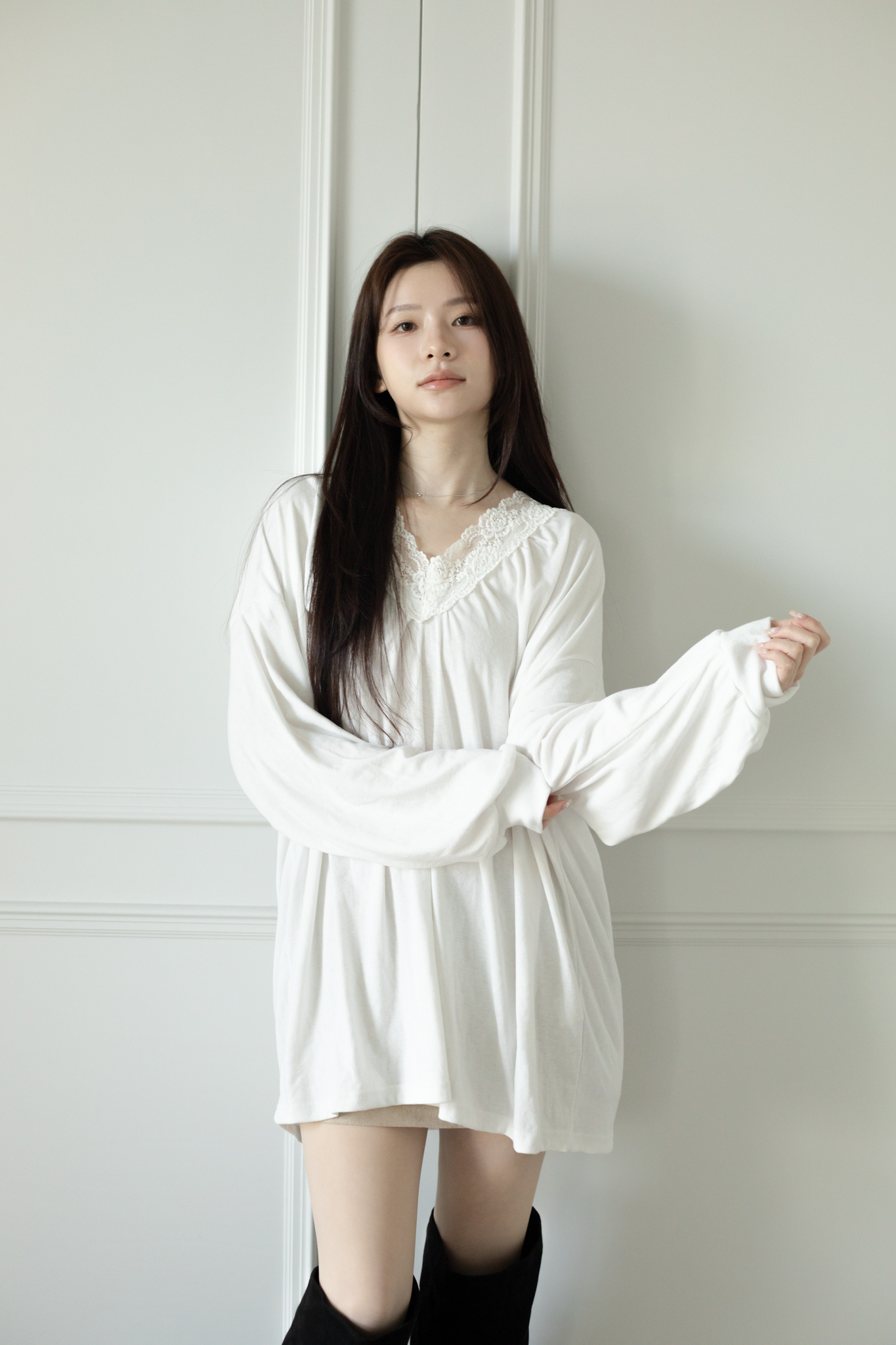 T01 LACEY V-NECK OVERSIZED TEE