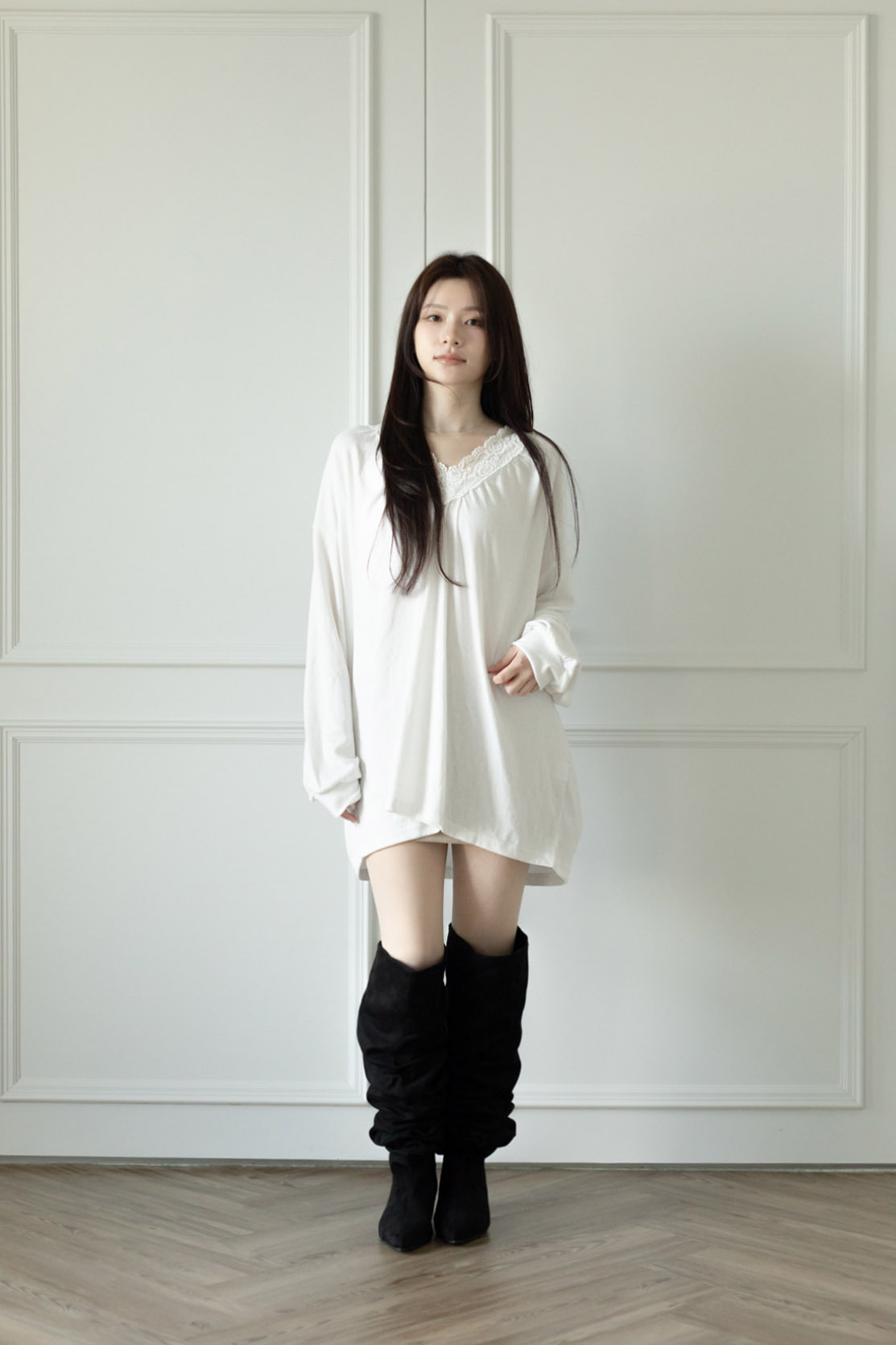 T01 LACEY V-NECK OVERSIZED TEE