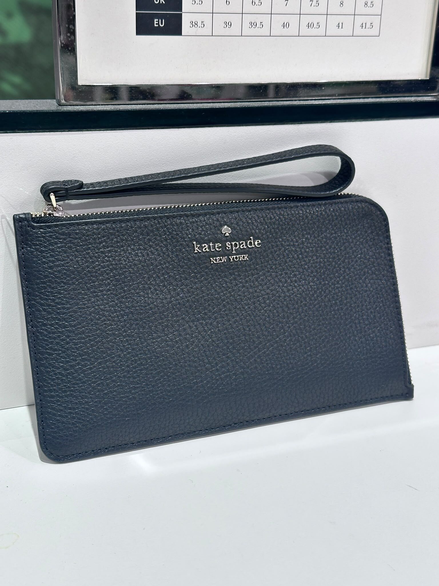 WV29 KS 黑色拉鏈手拿包  Lucy Medium L-zip Wristlet
