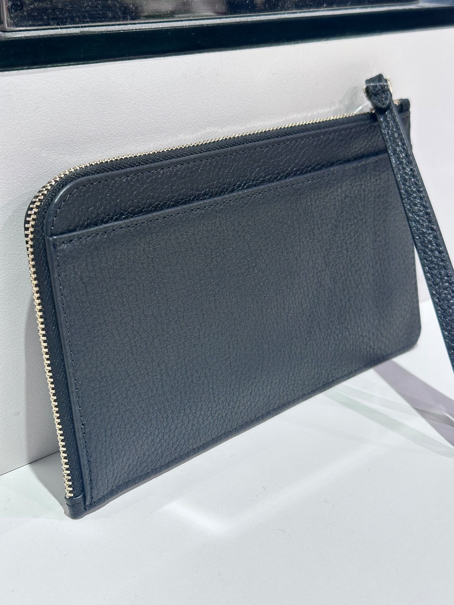 WV29 KS 黑色拉鏈手拿包  Lucy Medium L-zip Wristlet