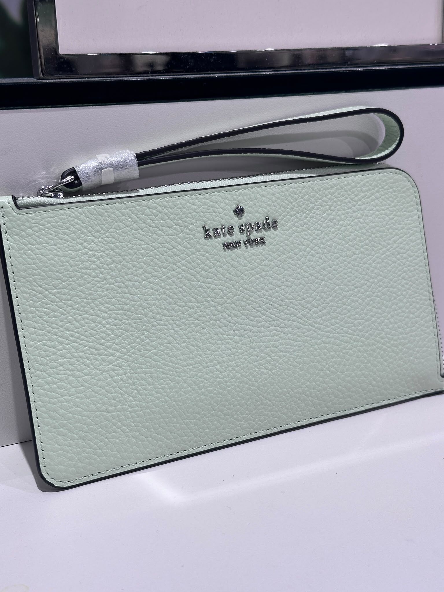 WV30 KS 粉綠色拉鏈手拿包  Lucy Medium L-zip Wristlet