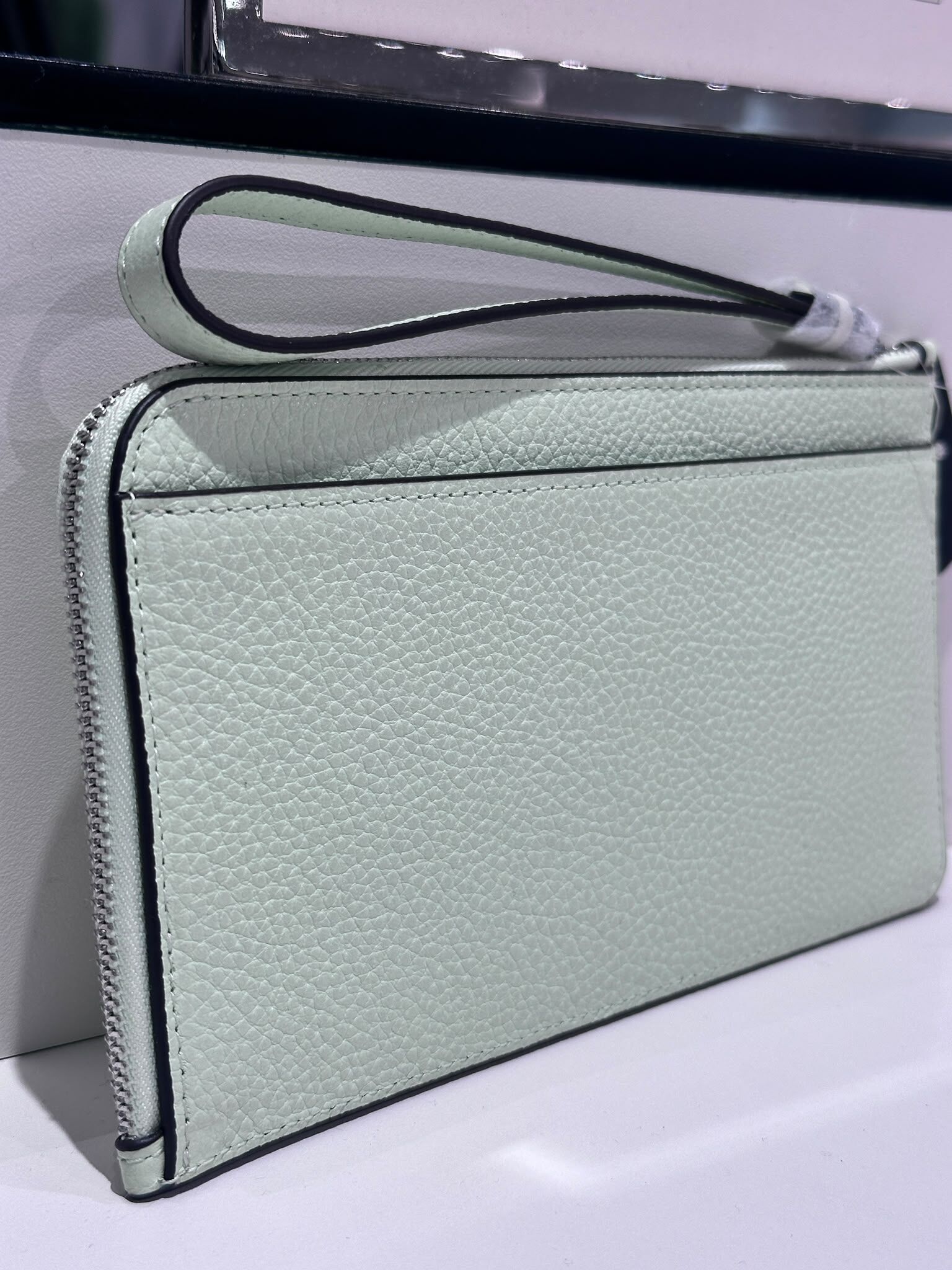 WV30 KS 粉綠色拉鏈手拿包  Lucy Medium L-zip Wristlet