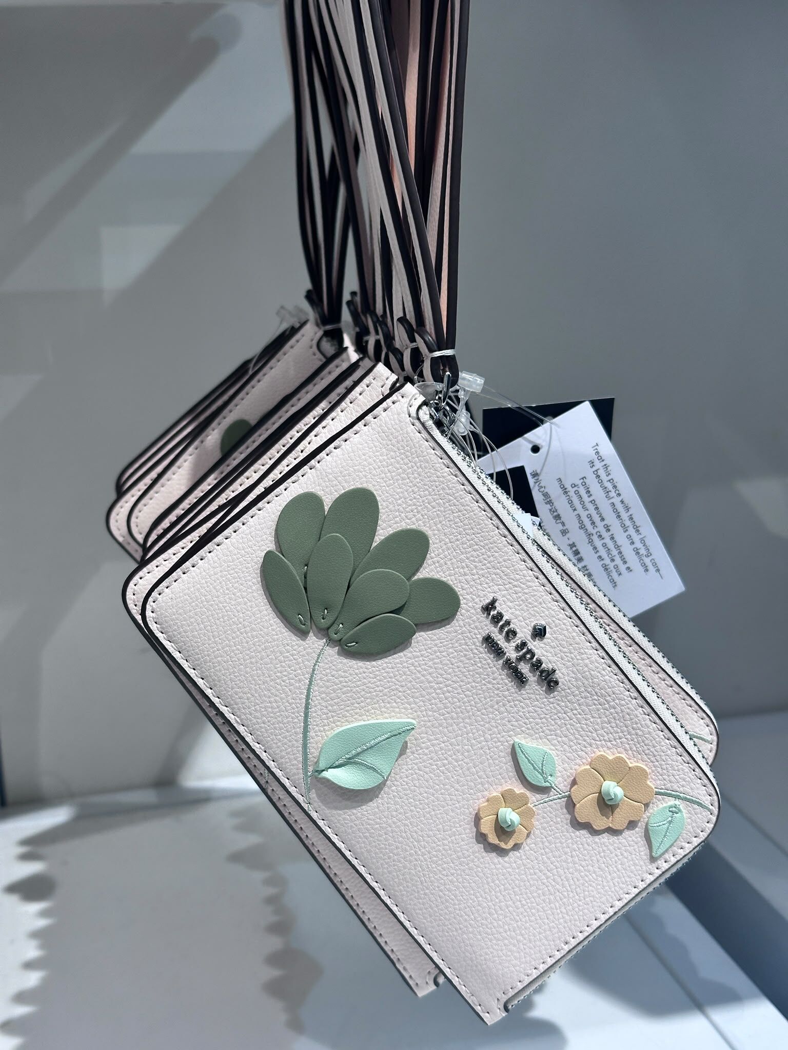 WV31 KS 奶油色拉鏈卡包配立體花花  Lucy Floral Small Card Holder Wristlet