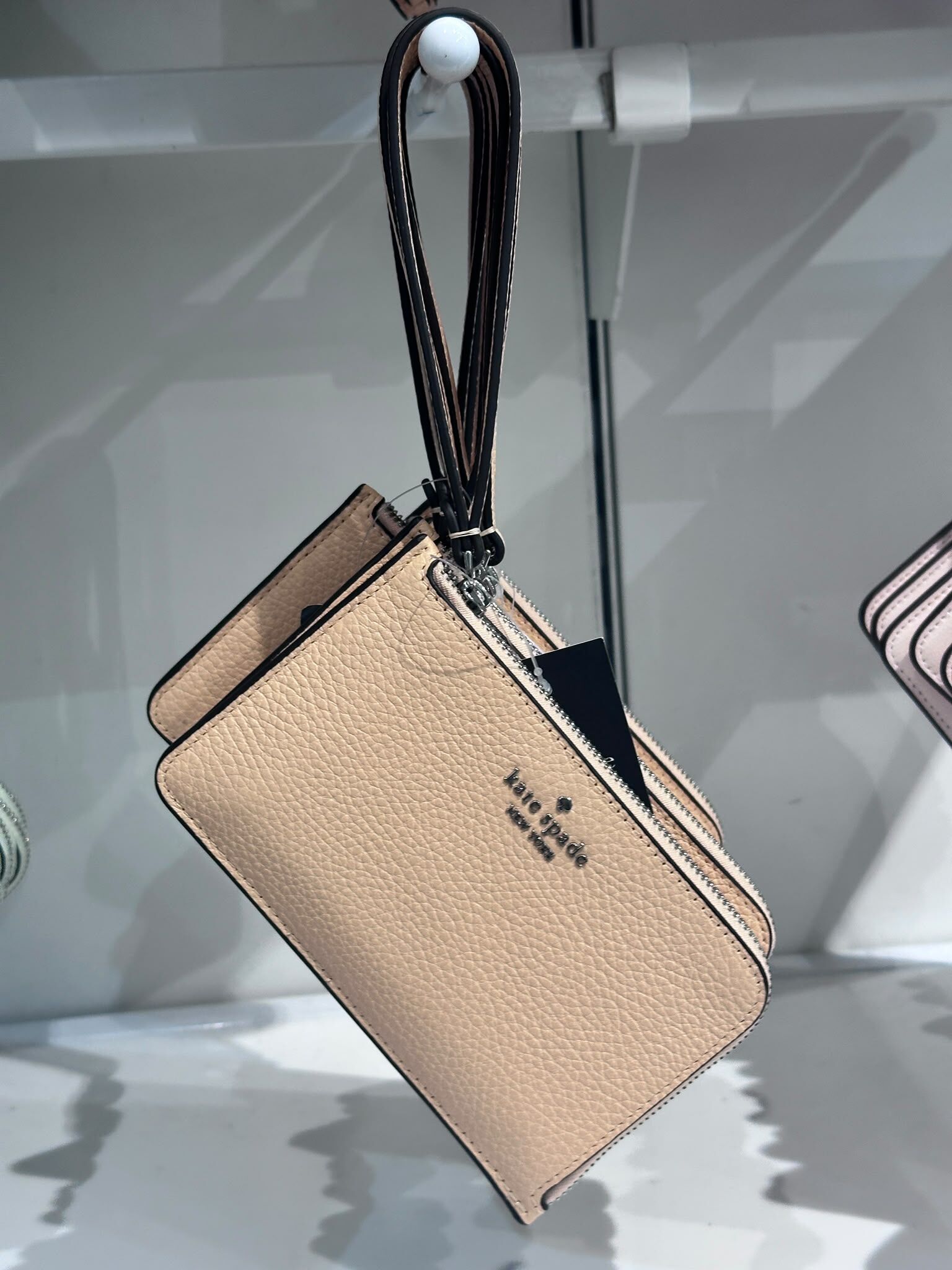 WV33 KS 粉橙色拉鏈卡包  Lucy Small Wristlet