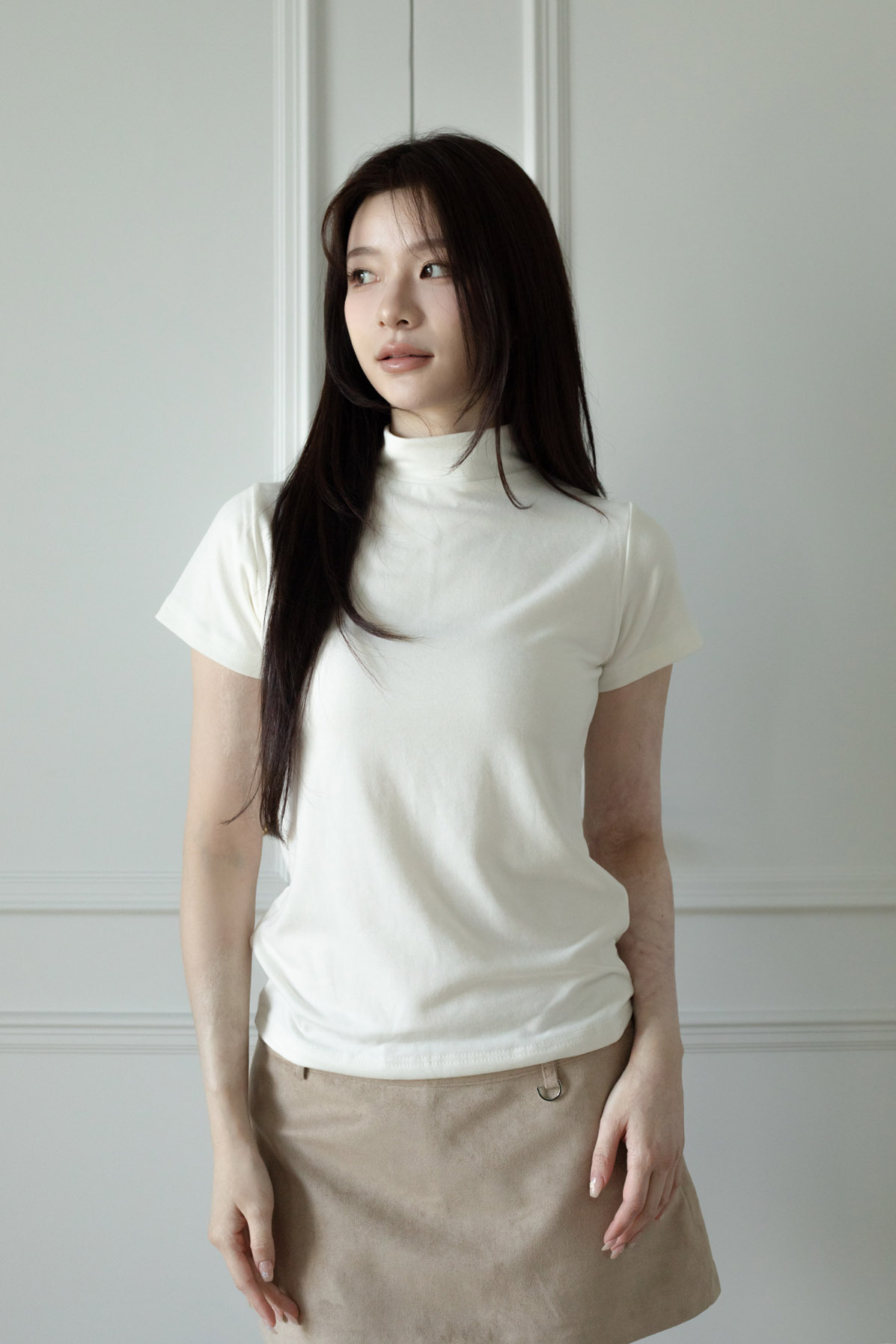 T08 MINIMALIST MOCK NECK TEE