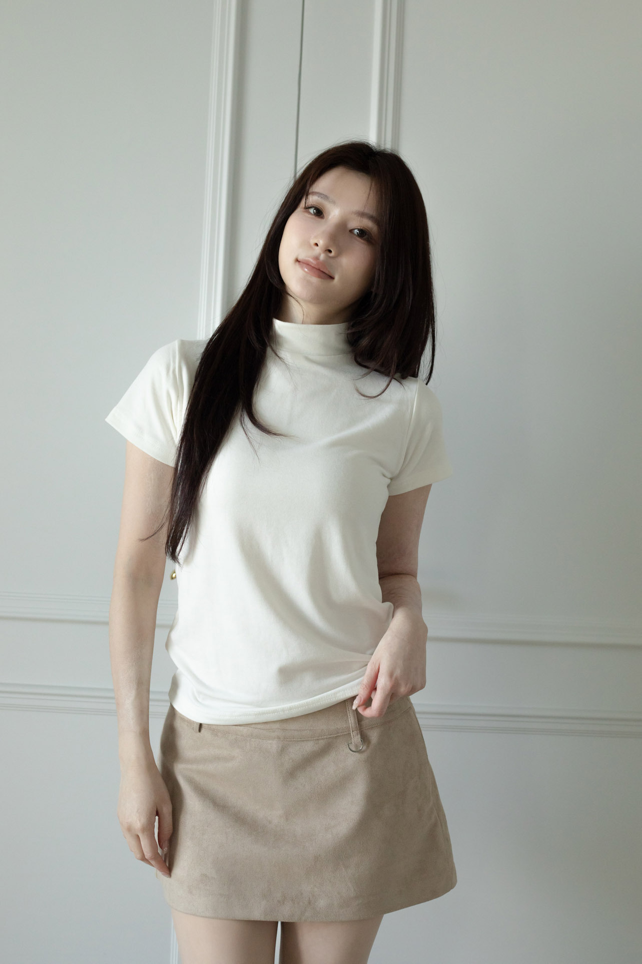 T08 MINIMALIST MOCK NECK TEE