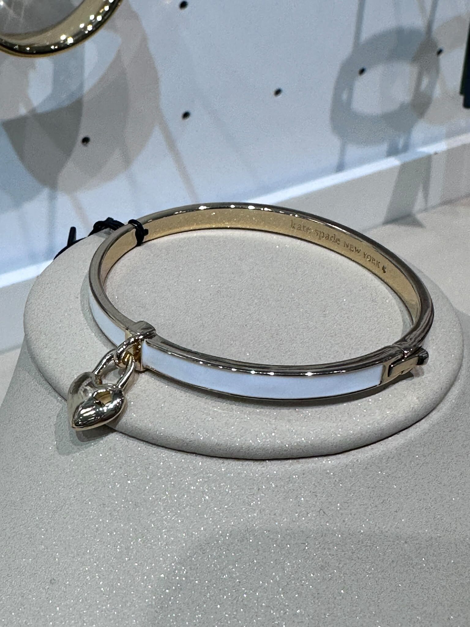 WV49 KS 白色心心粗手鈪  Heart Spade Thin Bangle