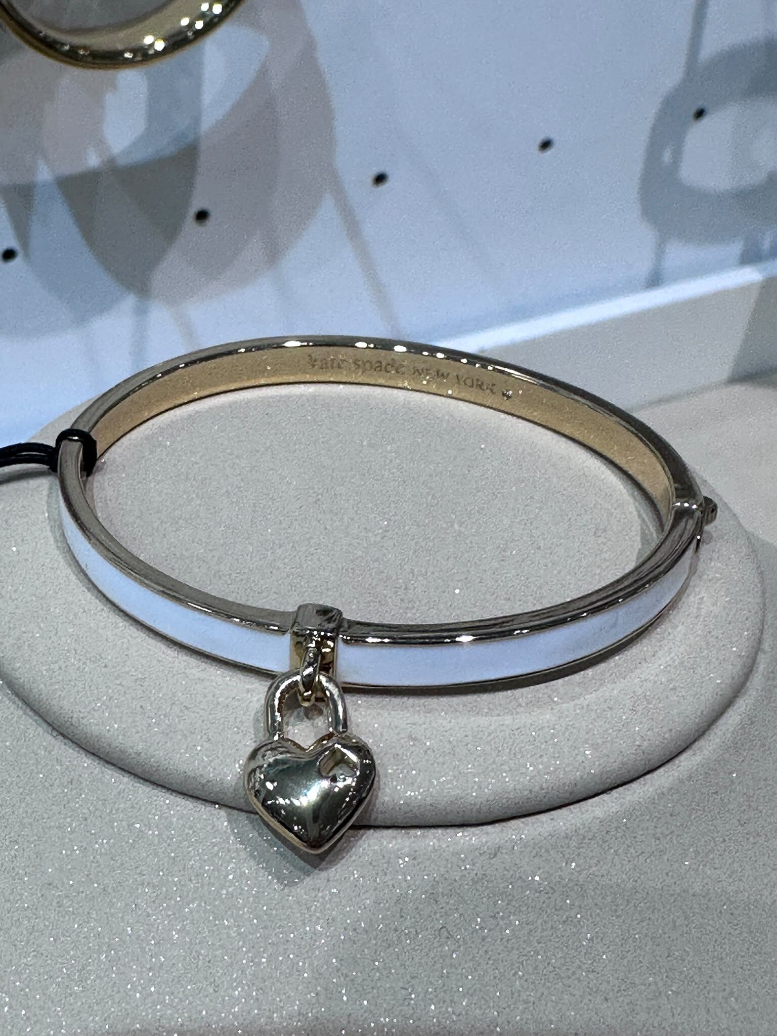 WV49 KS 白色心心粗手鈪  Heart Spade Thin Bangle