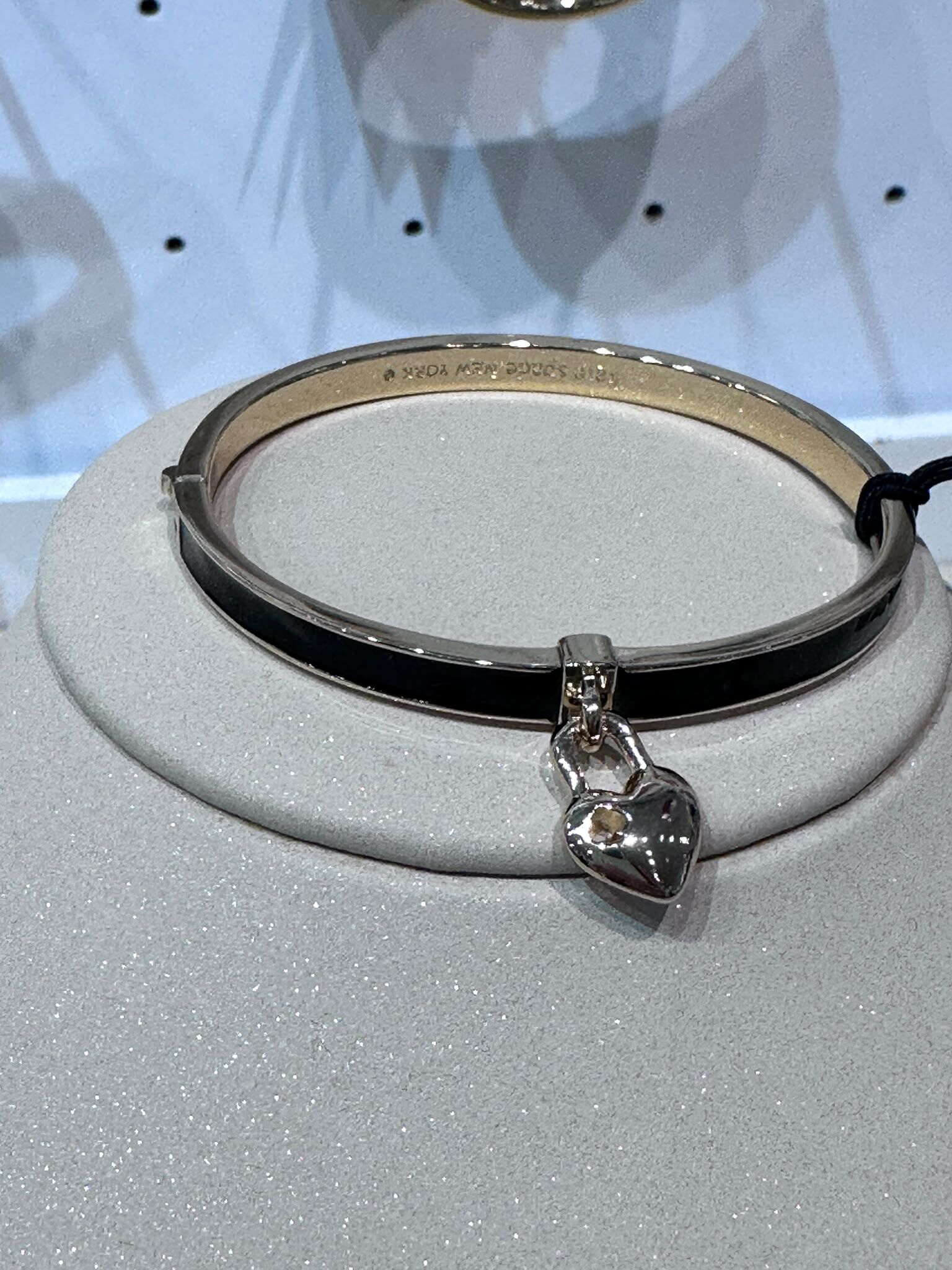 WV50 KS 黑色心心粗手鈪  Heart Spade Thin Bangle