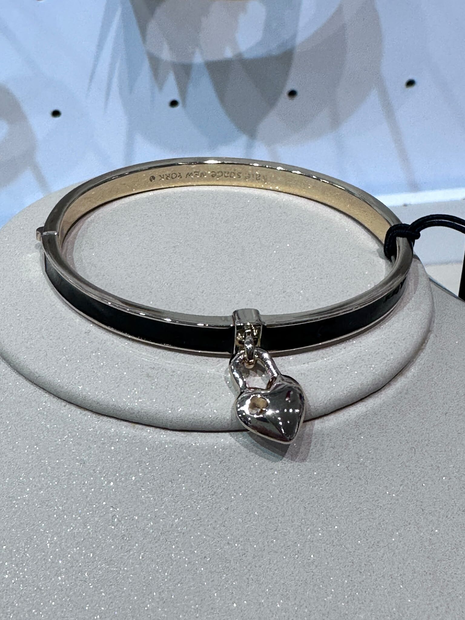 WV50 KS 黑色心心粗手鈪  Heart Spade Thin Bangle