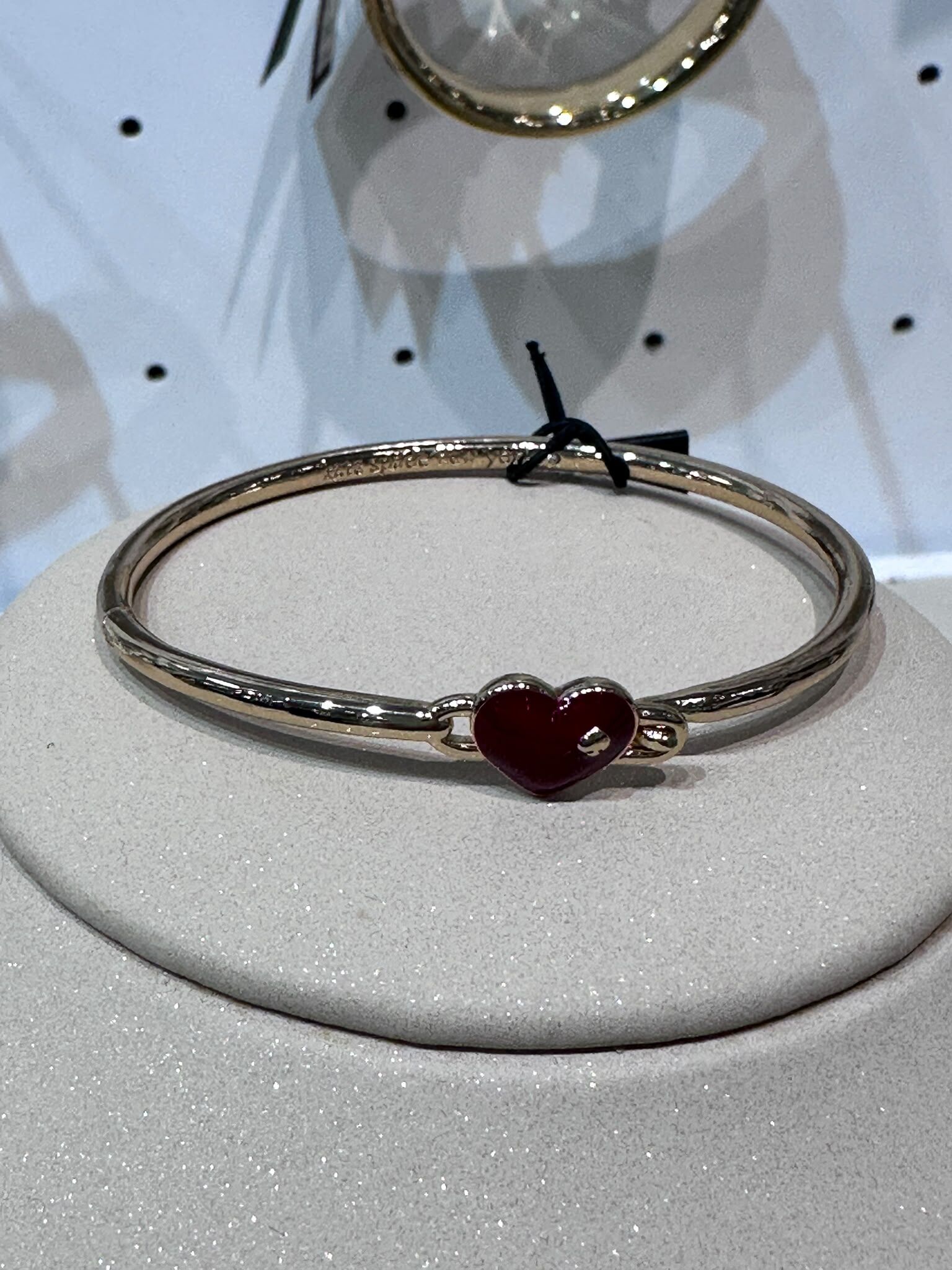 WV52 KS 紅色心心金色手鈪  Heart Spade Solitaire Bangle