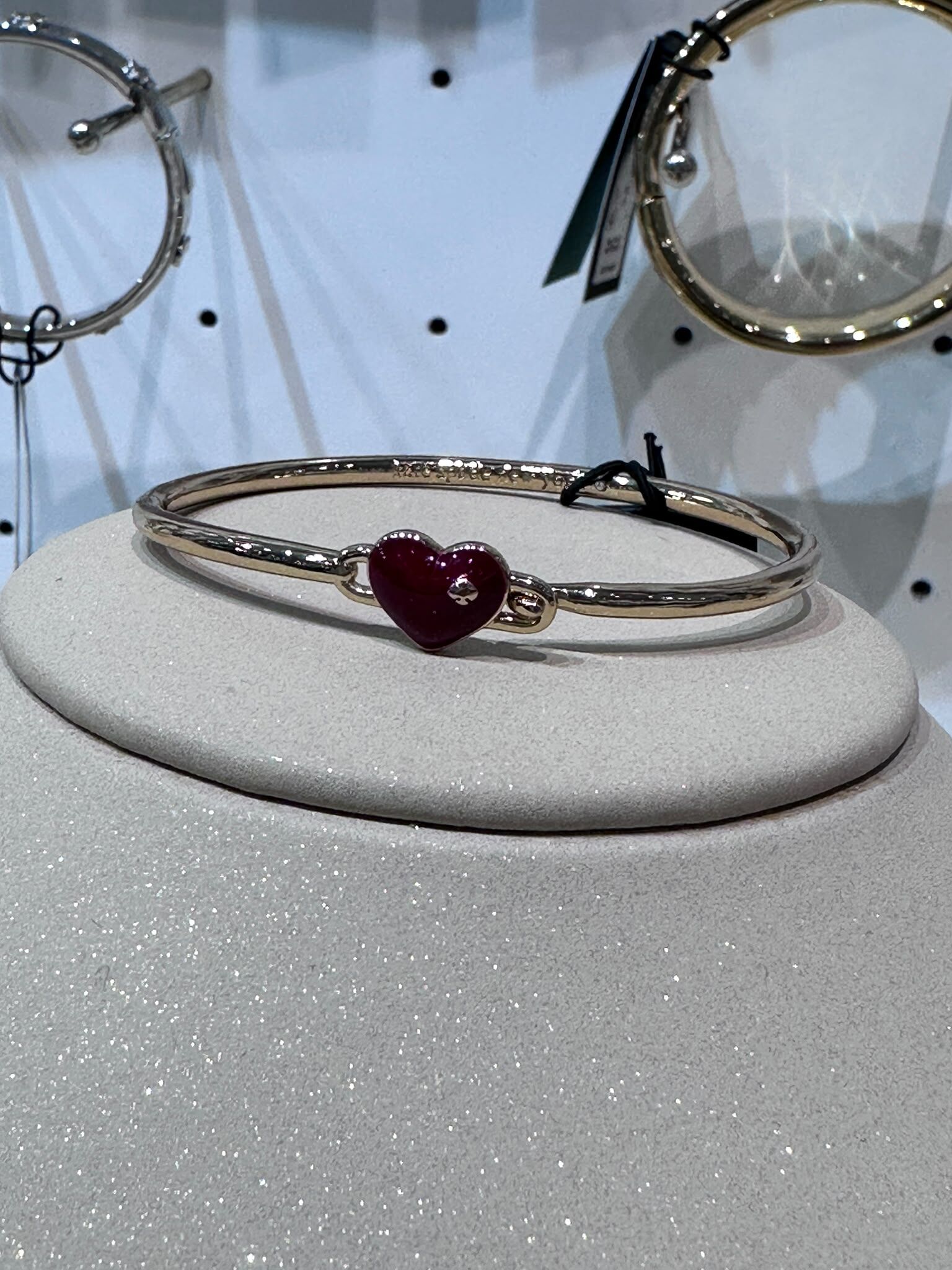 WV52 KS 紅色心心金色手鈪  Heart Spade Solitaire Bangle