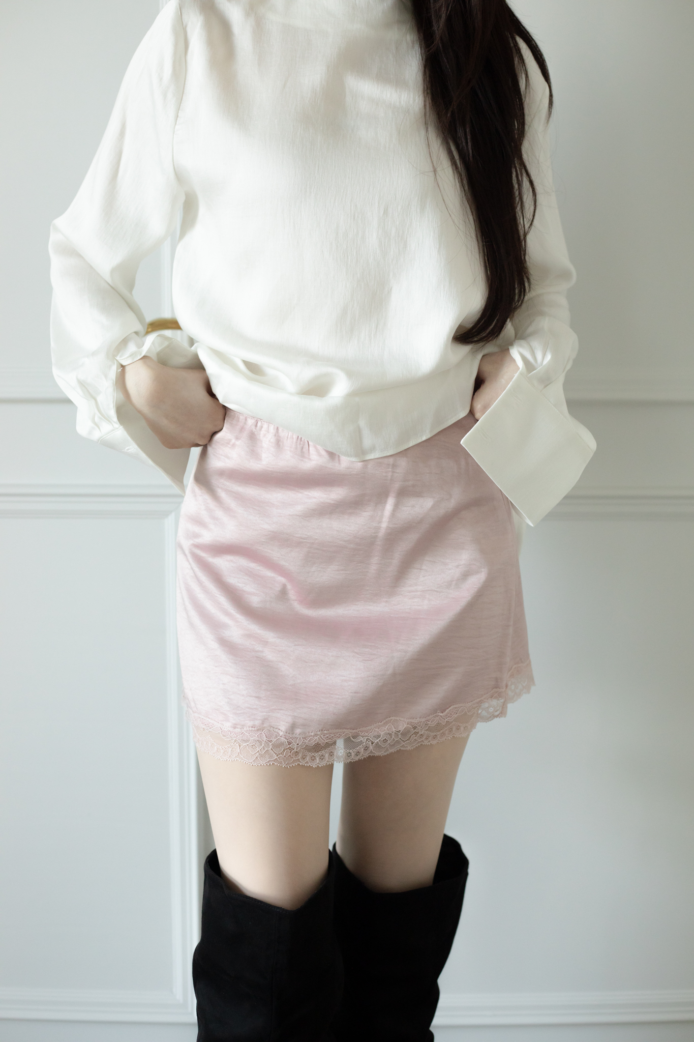 H03 LACE-TRIMMED SATIN MINI SKIRT