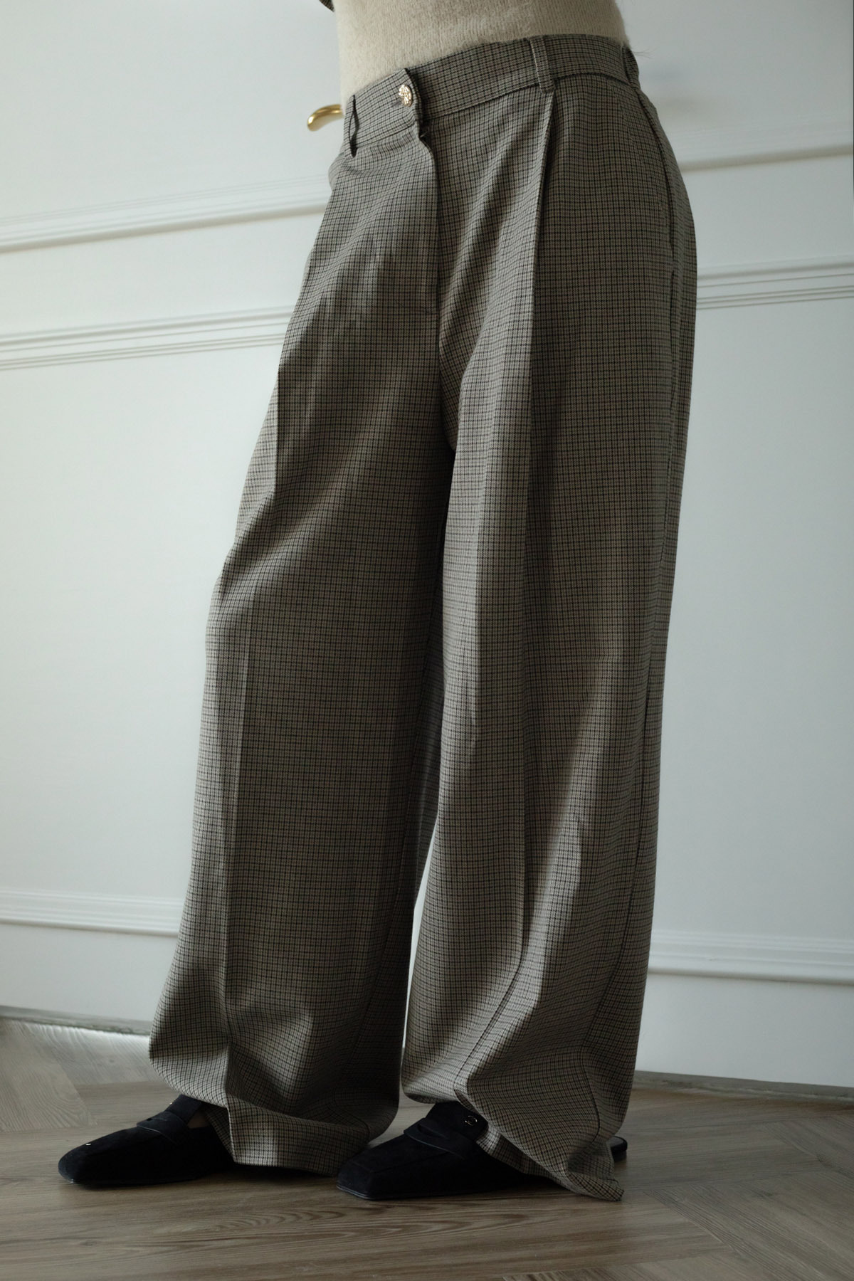 H05 PLEATED PLAID WIDE-LEG TROUSERS