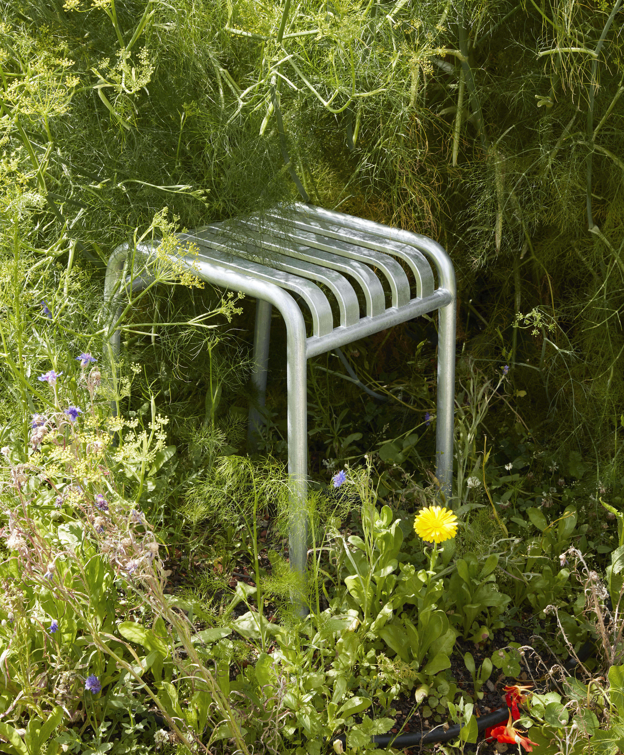 HAY Palissade 戶外椅凳，Bouroullec 兄弟設計，室內窗邊質感傢俱搭配