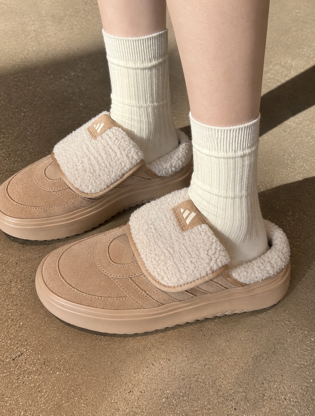 <阿迪也有毛毛鞋🤎> ADIDAS GRAND COURT MULE 翻鞋舌毛毛拖穆勒鞋 奶茶色