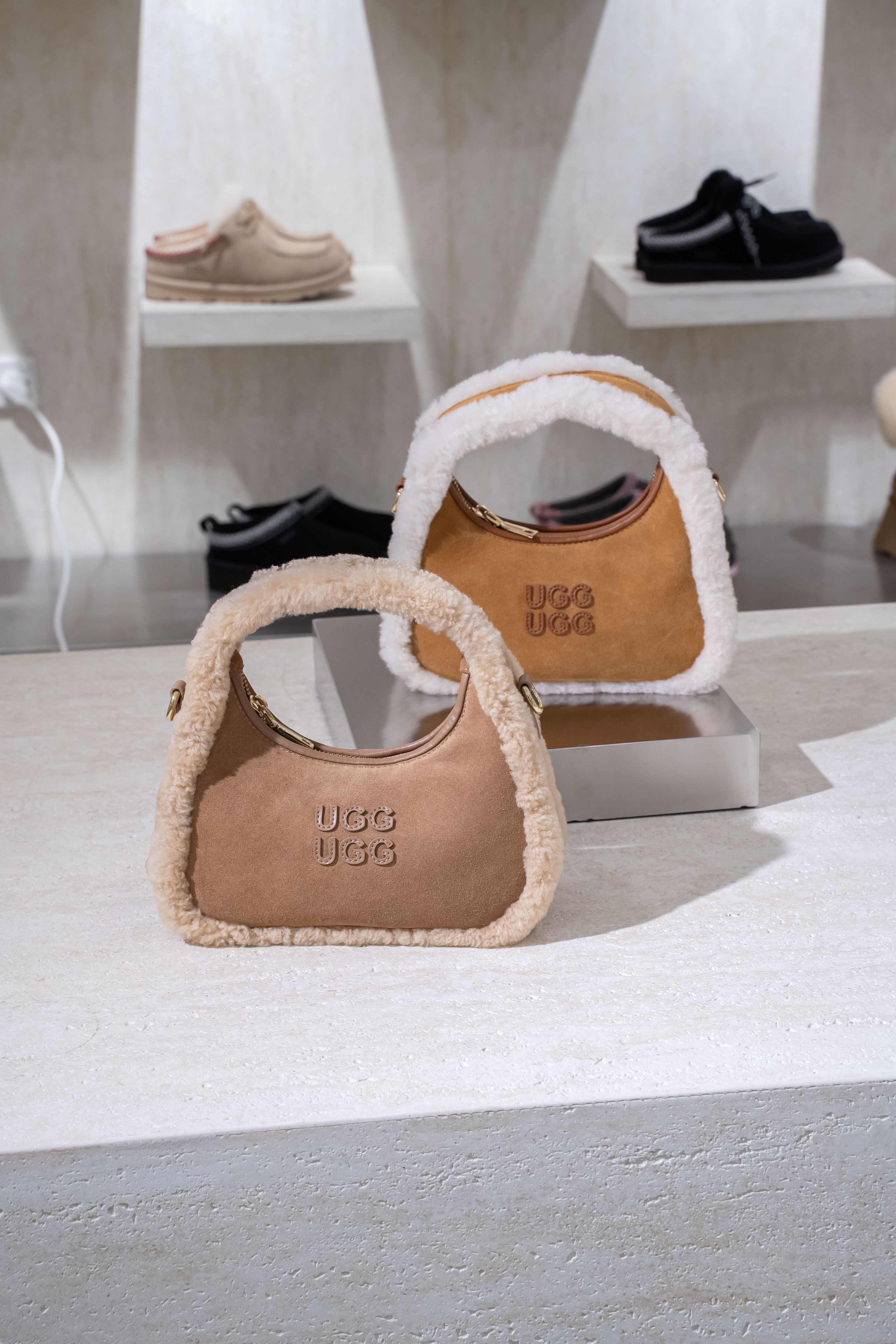 【2色入】UGG 26AW Ozlana Logo Shearling Crescent Bag