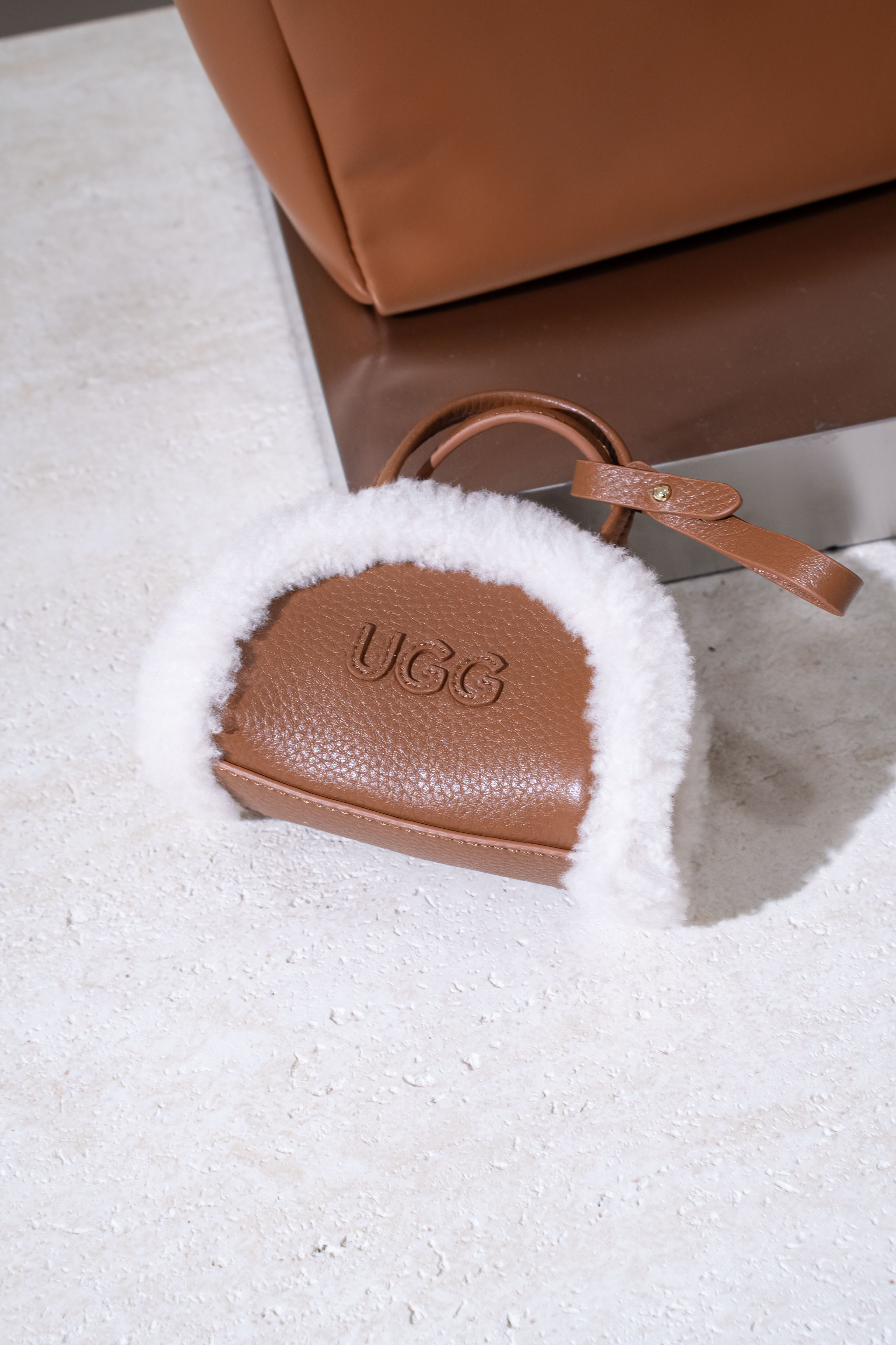 UGG 26AW Ozlana Mini Shearling Curve Pouch